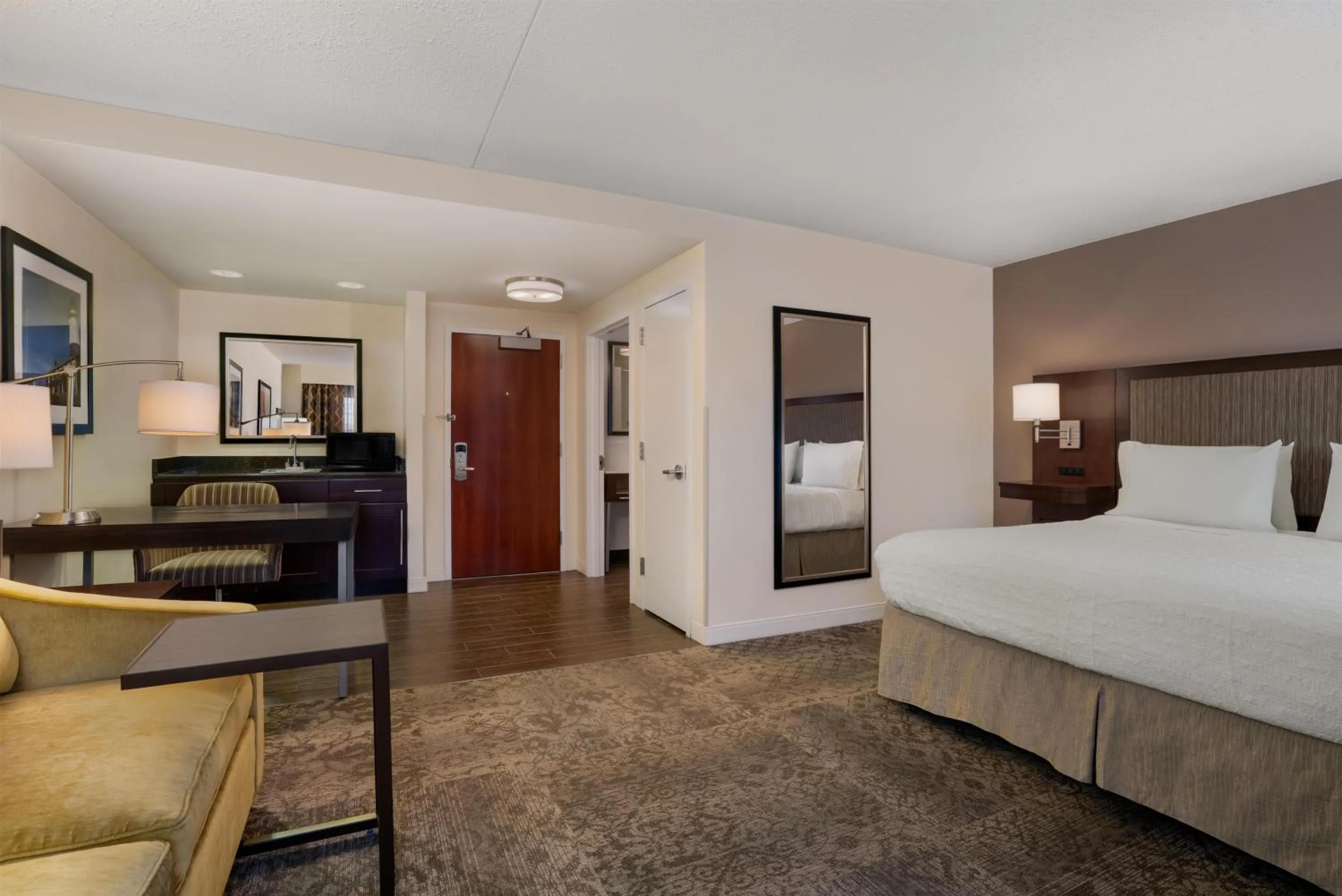 Living room, Bed in Hampton Inn & Suites By Hilton - Rockville Centre
