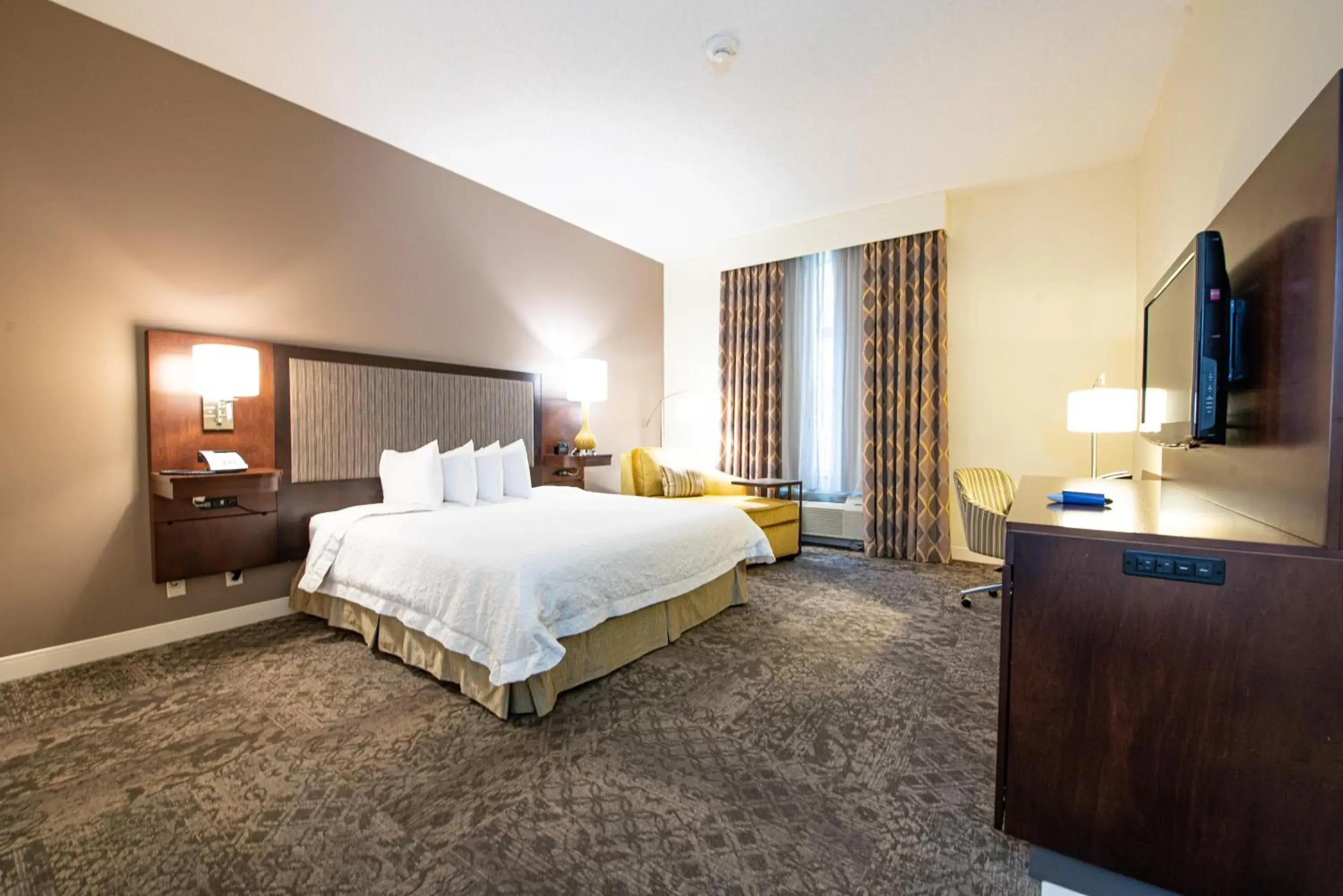 King Room - Mobility Access/Non-Smoking in Hampton Inn & Suites By Hilton - Rockville Centre King Room - Mobility Access/Non-Smoking in Hampton Inn & Suites By Hilton - Rockville Centre