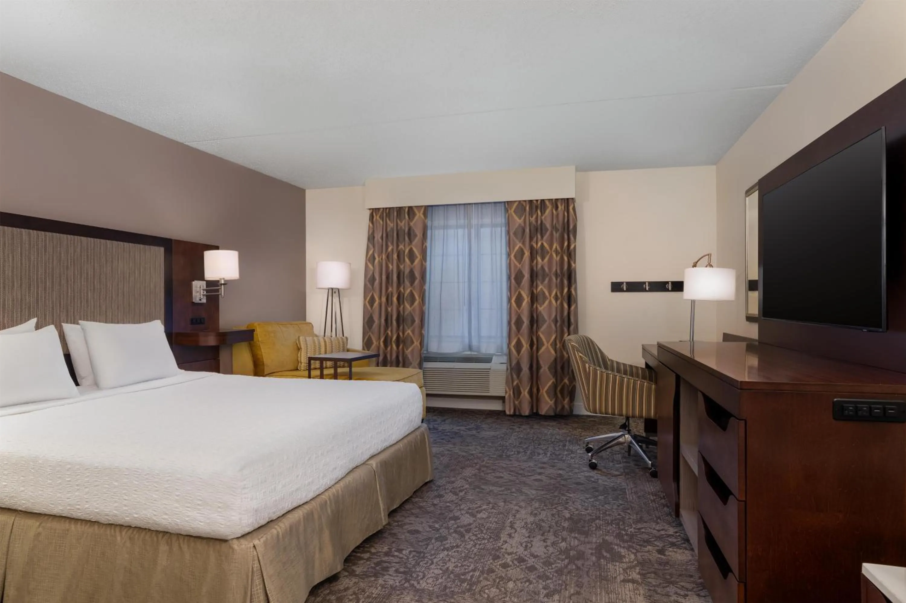 Bed in Hampton Inn & Suites By Hilton - Rockville Centre