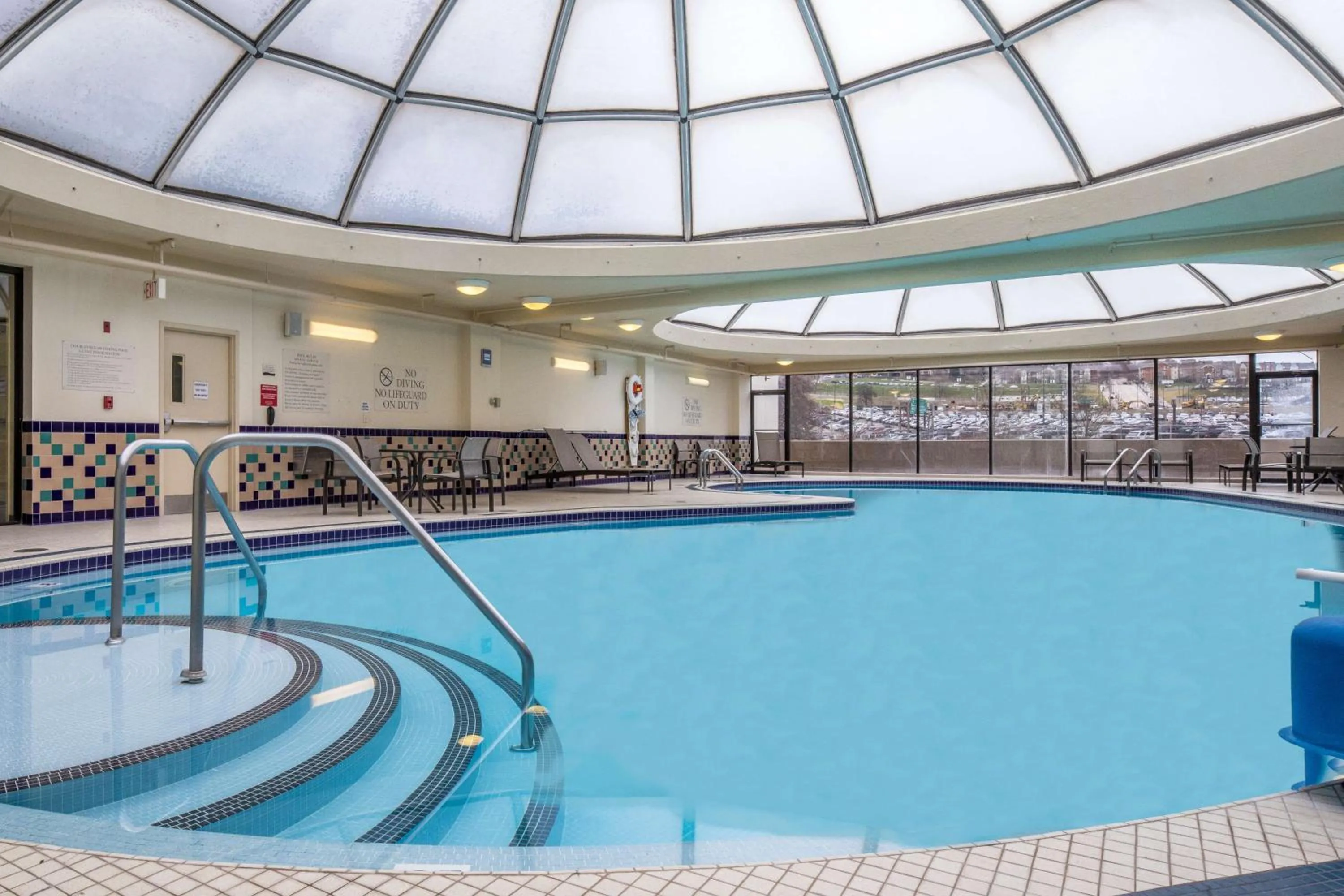 Swimming pool in DoubleTree by Hilton Hotel & Suites Pittsburgh Downtown