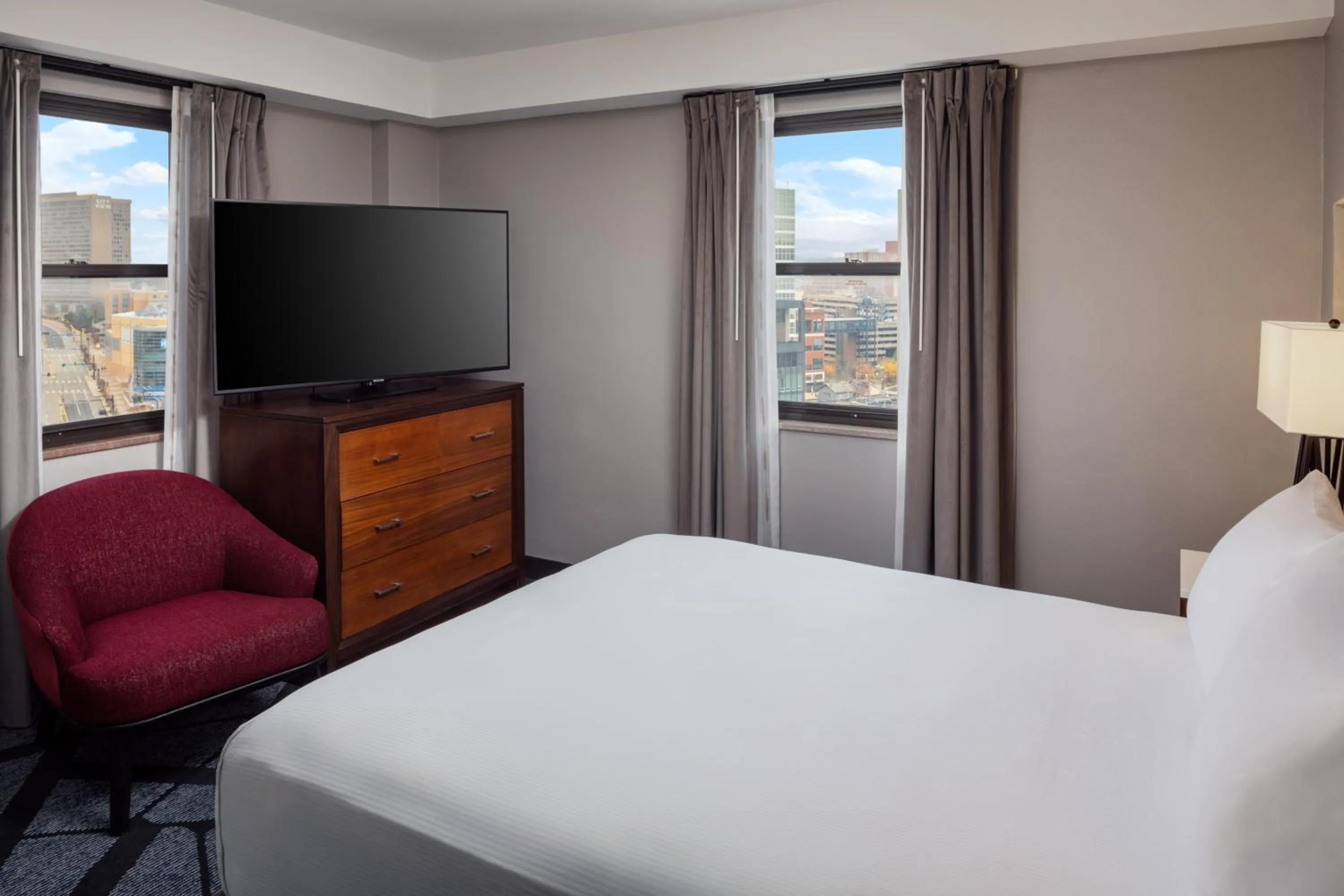 Bedroom, Bed in DoubleTree by Hilton Hotel & Suites Pittsburgh Downtown