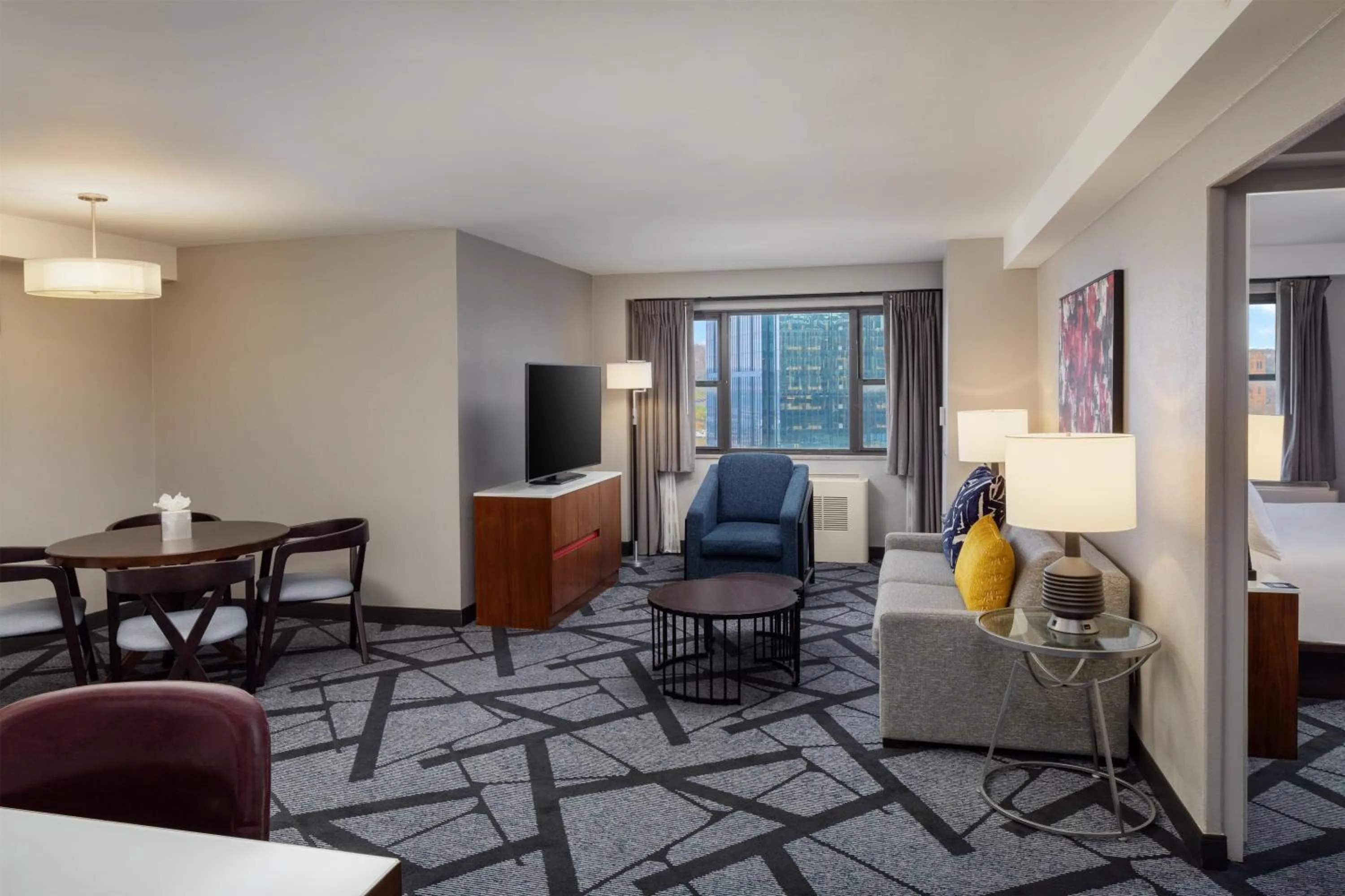 Living room in DoubleTree by Hilton Hotel & Suites Pittsburgh Downtown