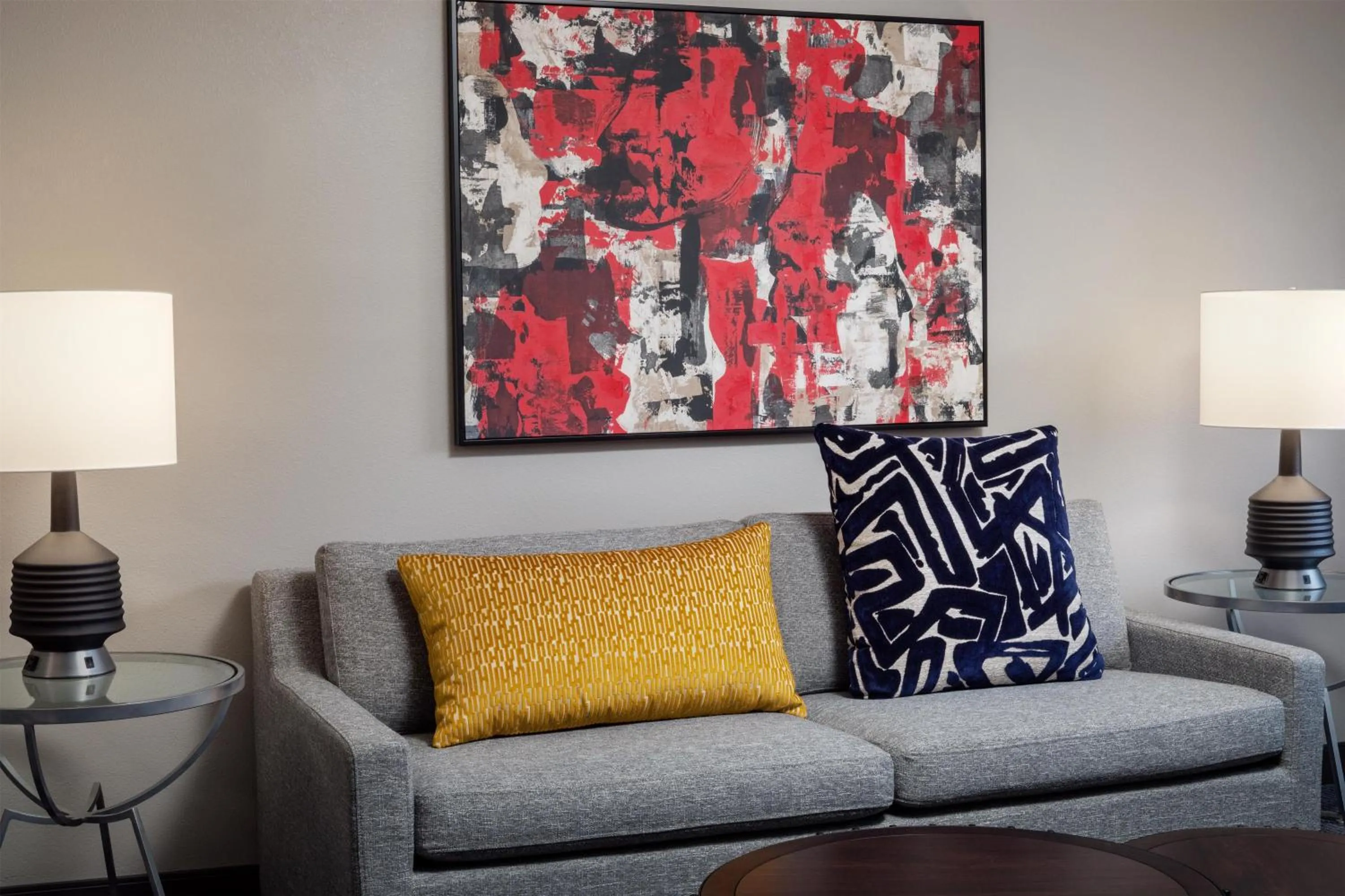 Living room in DoubleTree by Hilton Hotel & Suites Pittsburgh Downtown