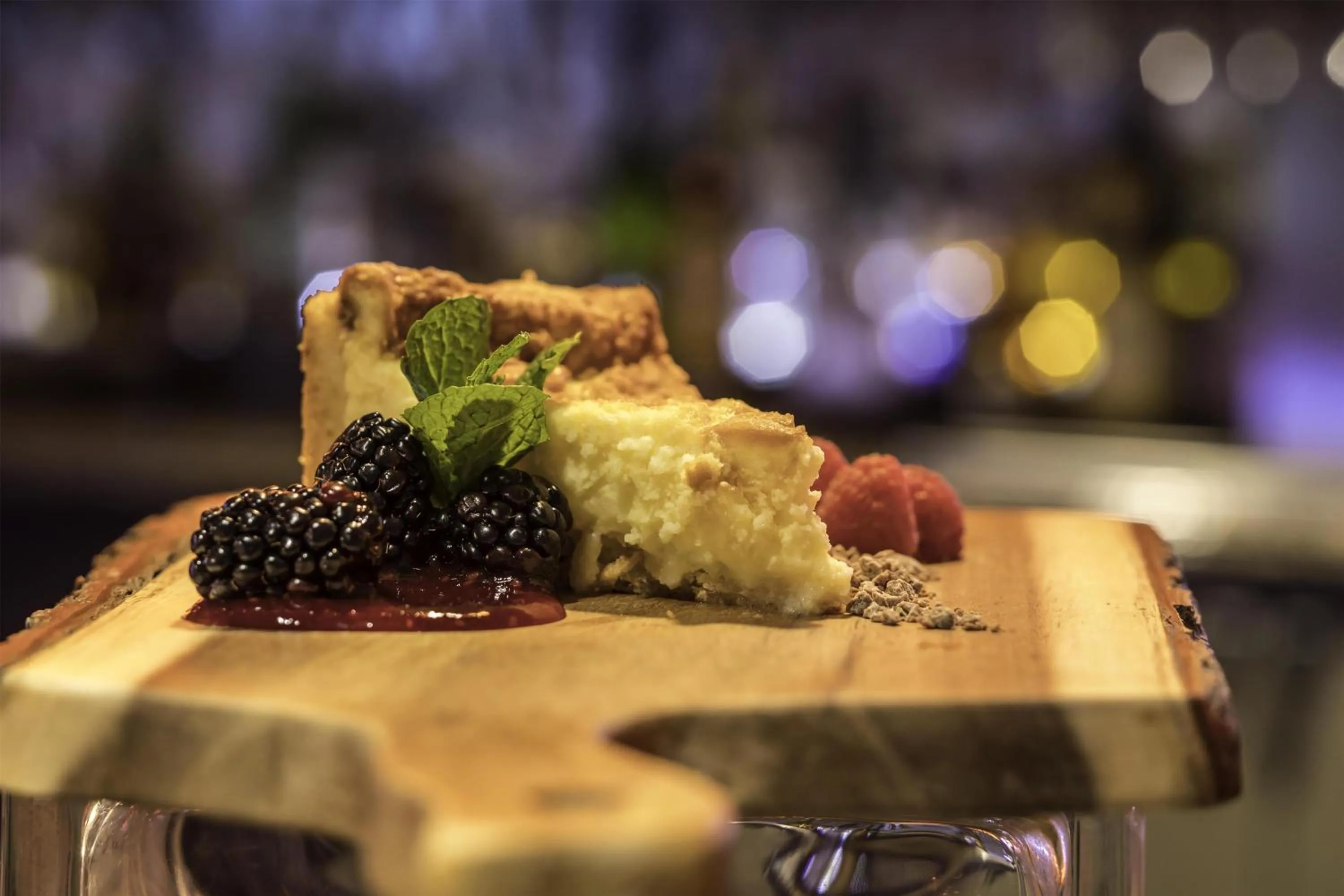 Dining area in DoubleTree by Hilton Hotel & Suites Pittsburgh Downtown