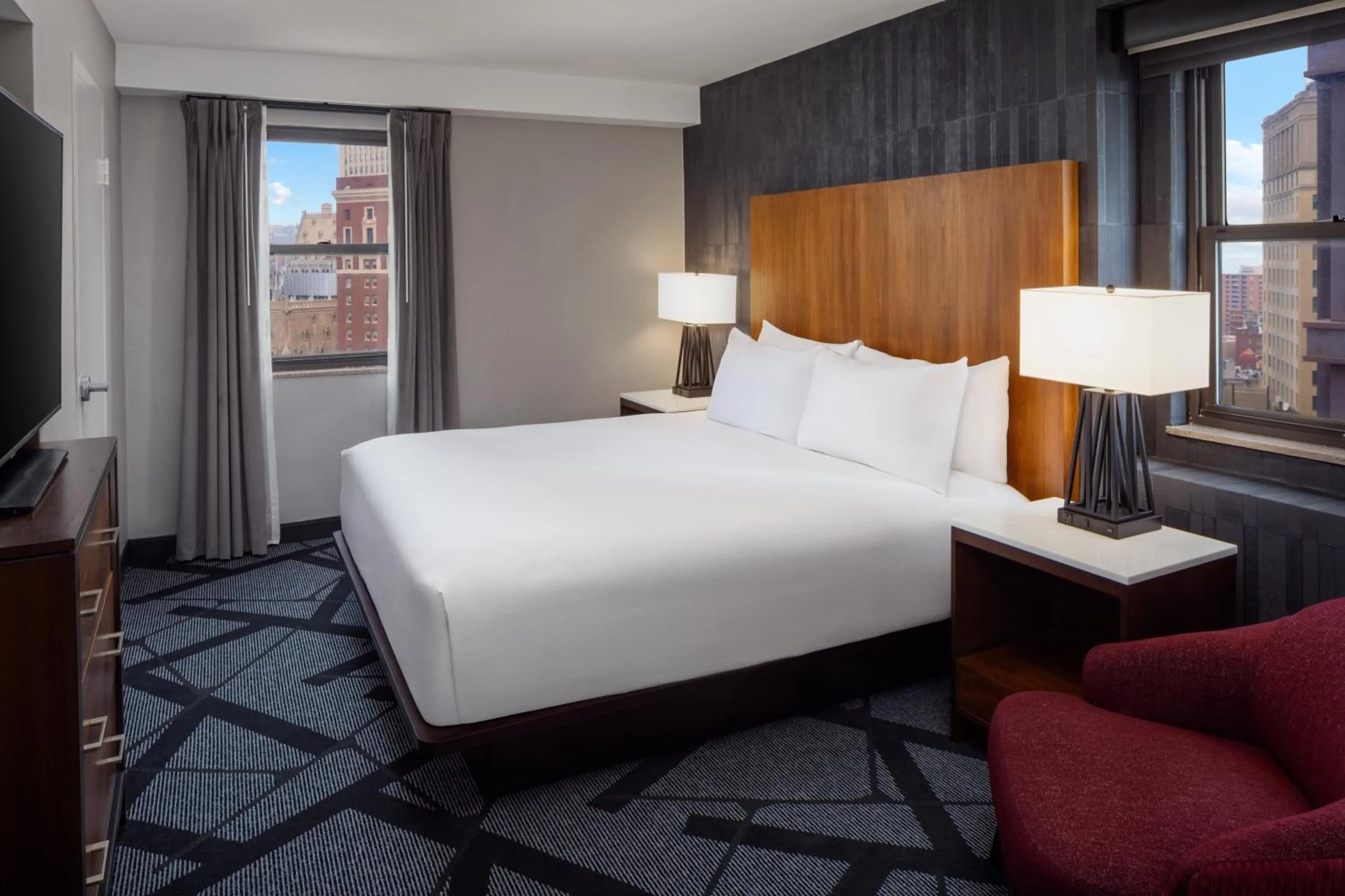 Bedroom, Bed in DoubleTree by Hilton Hotel & Suites Pittsburgh Downtown