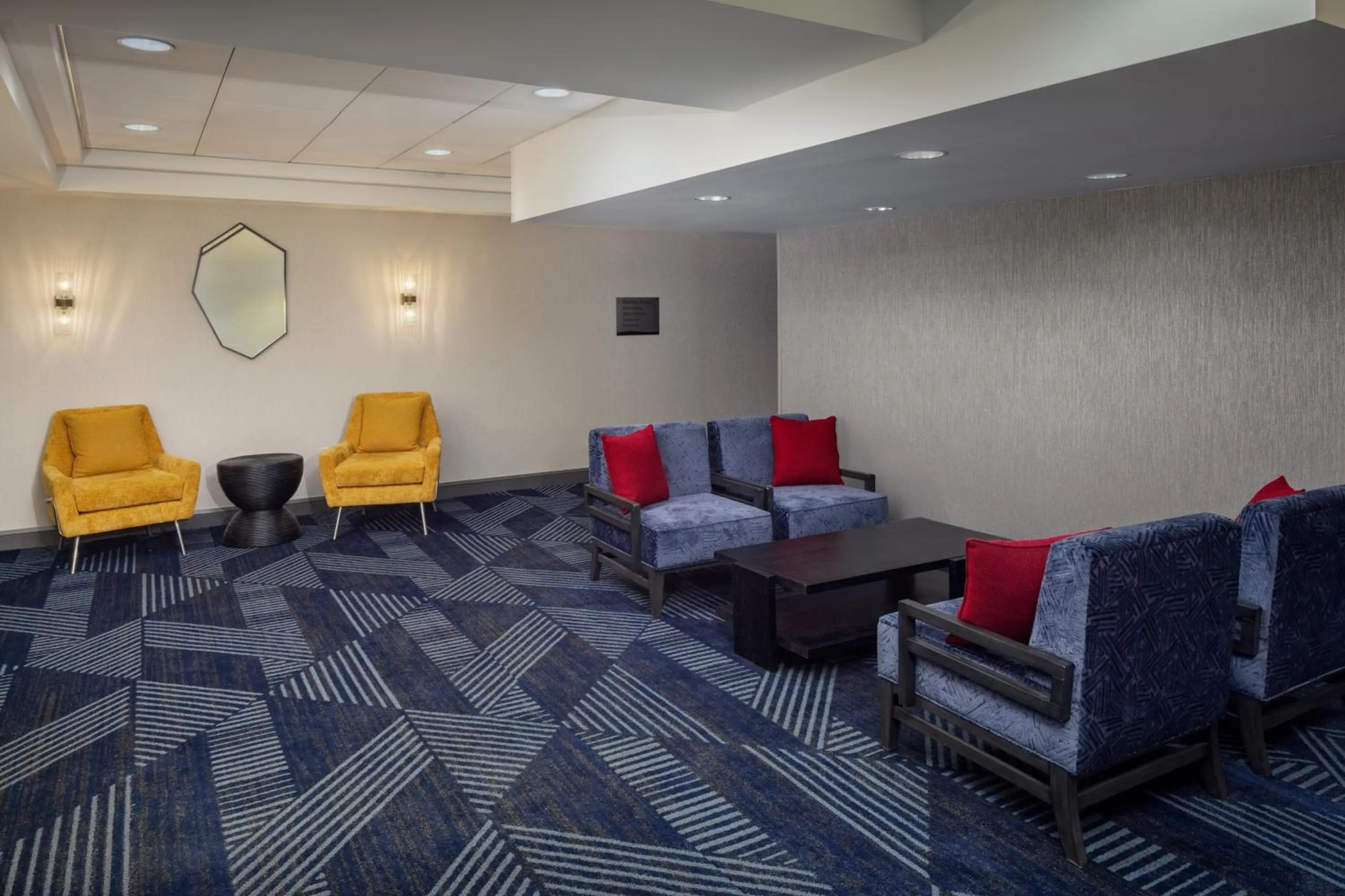 Seating area in DoubleTree by Hilton Hotel & Suites Pittsburgh Downtown