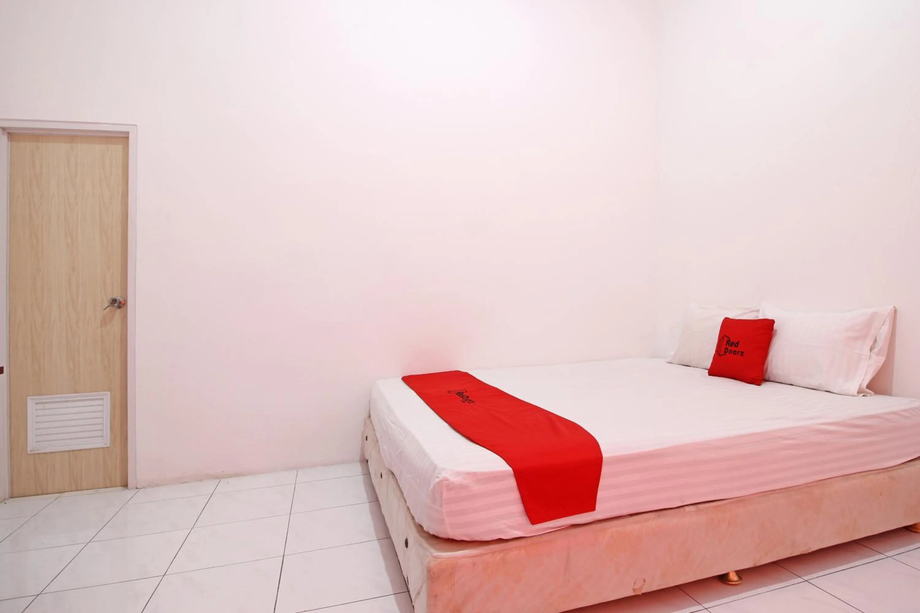 Bedroom, Bed in RedDoorz near Terminal Tirtonadi