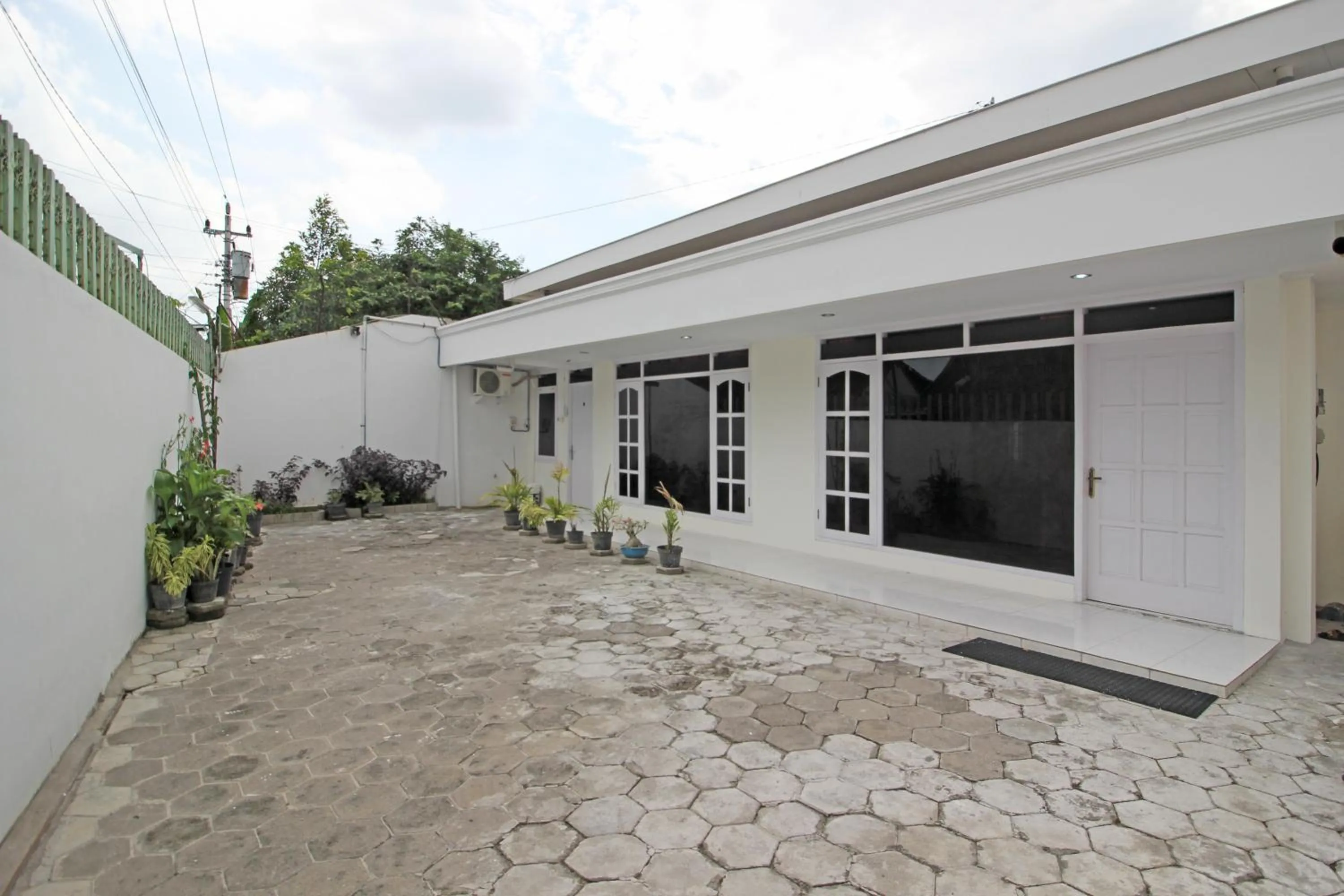Property building in RedDoorz near Terminal Tirtonadi