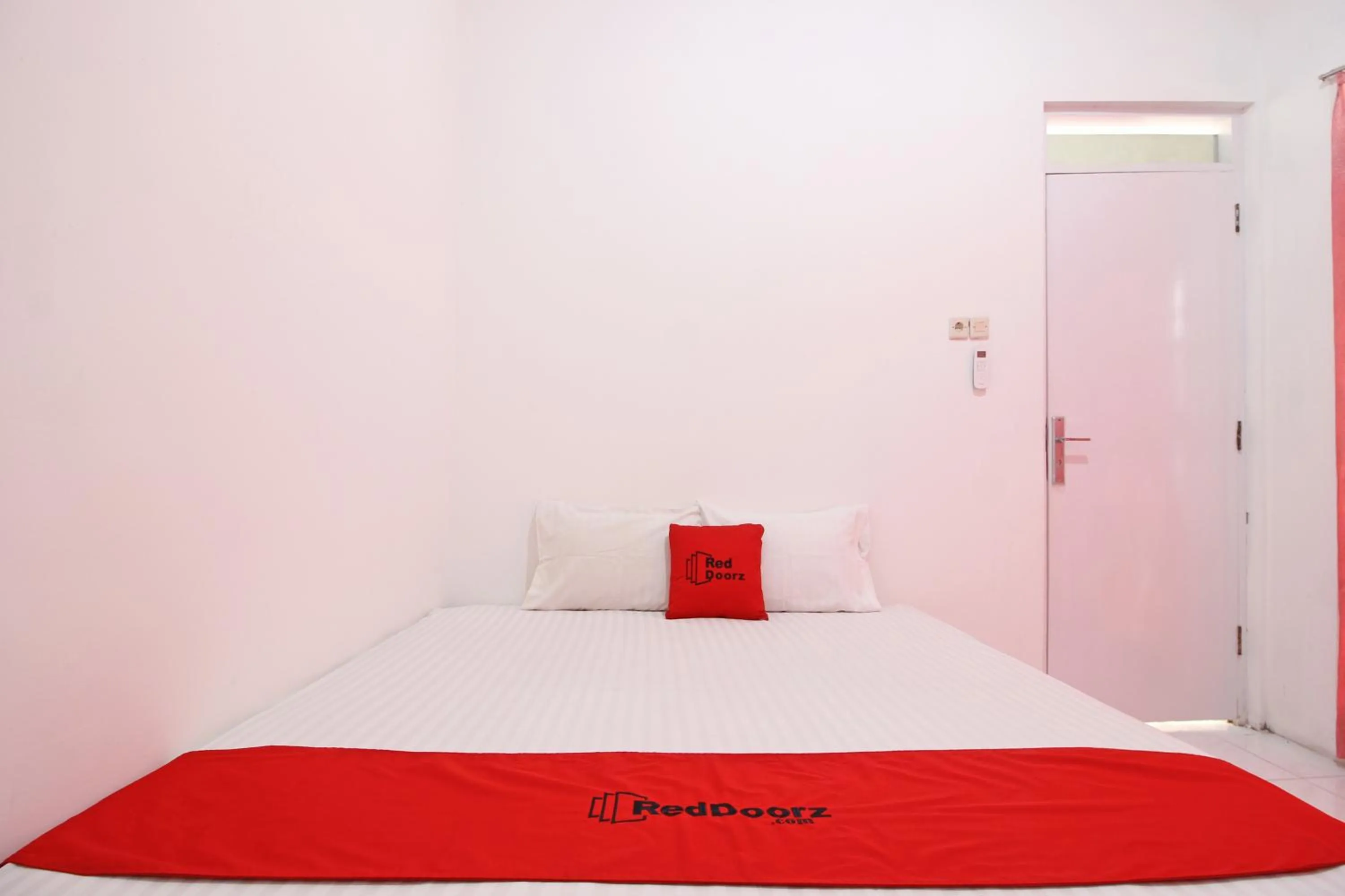 Bedroom, Bed in RedDoorz near Terminal Tirtonadi