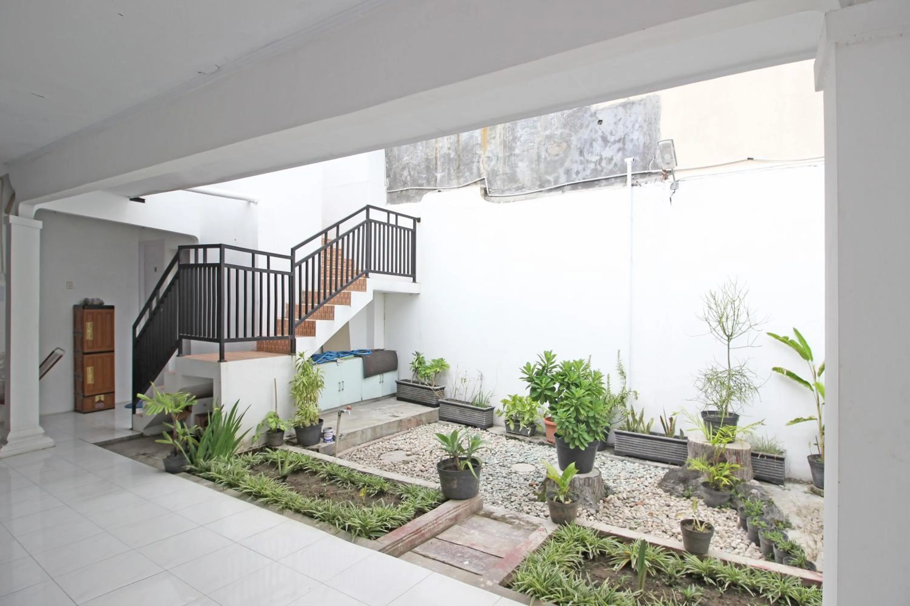 Area and facilities in RedDoorz near Terminal Tirtonadi