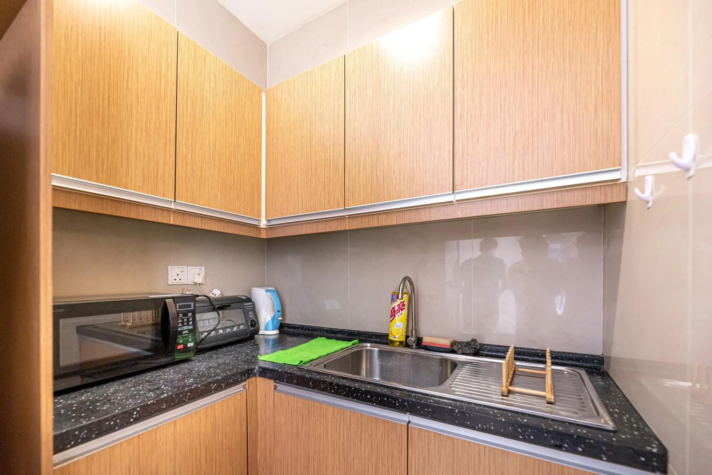 Kitchen or kitchenette in Rex Ollie @ 231 TR Suite