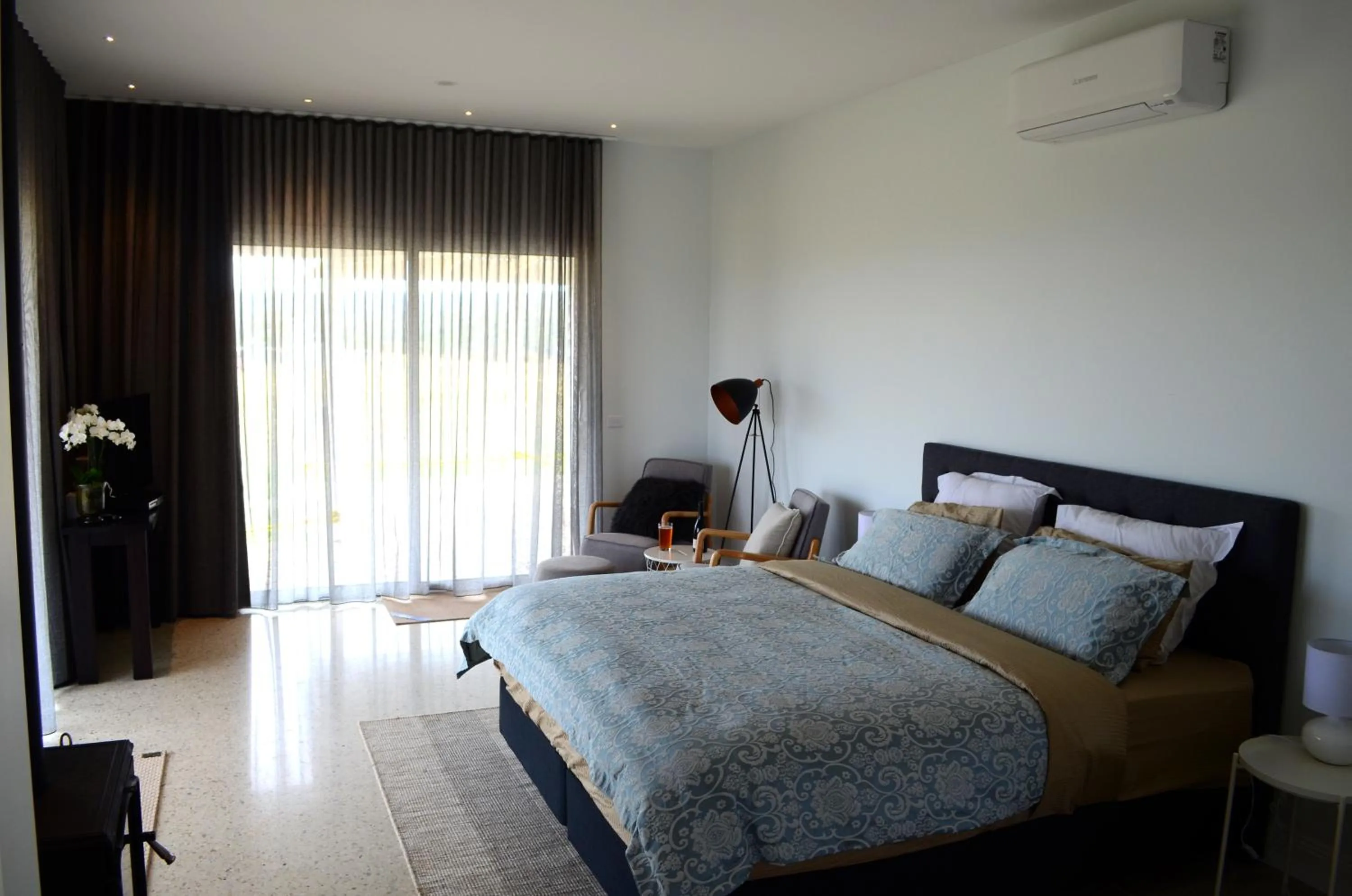 Photo of the whole room in Rooks Edge