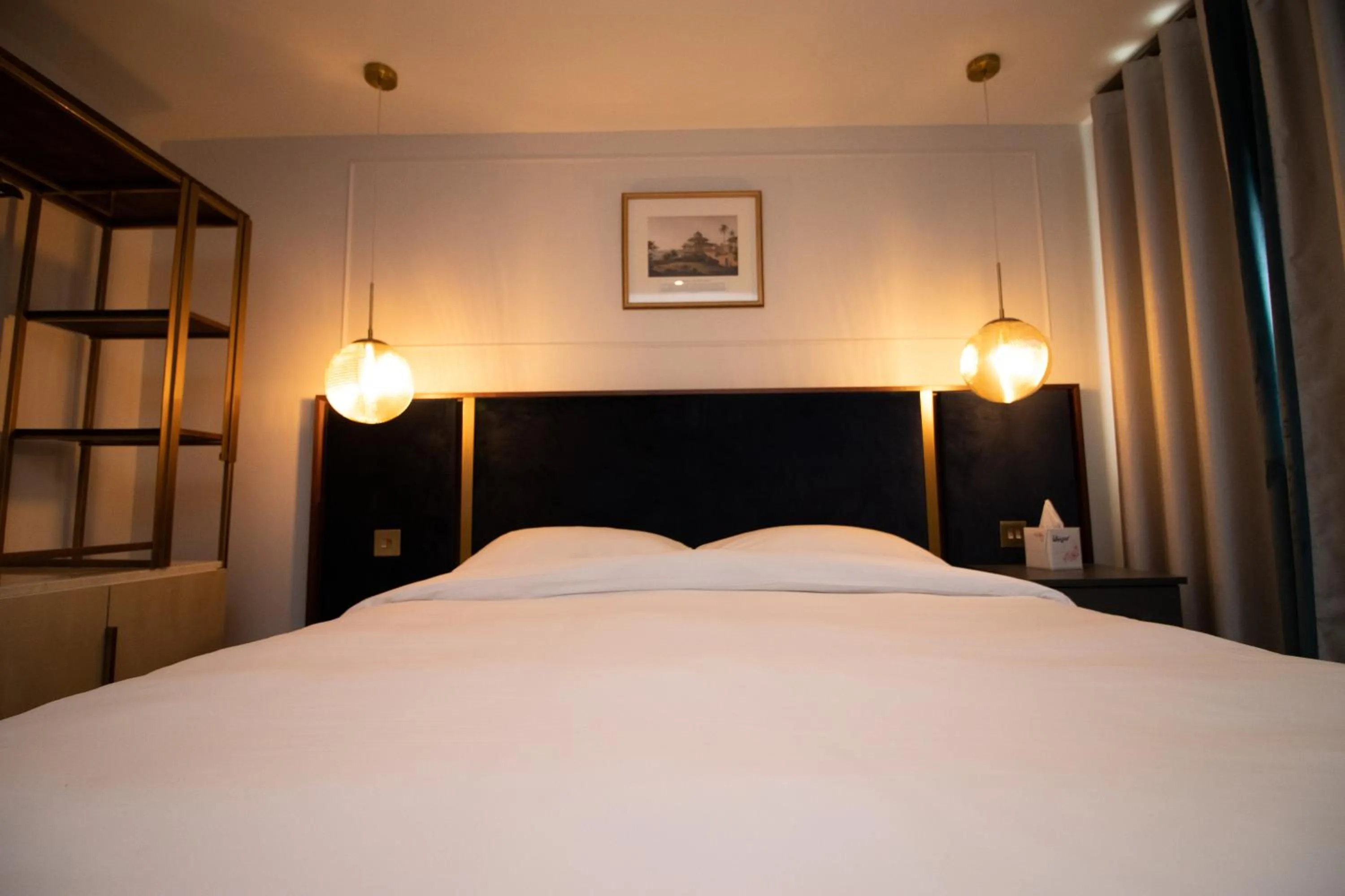 Bedroom, Bed in Three Falcons