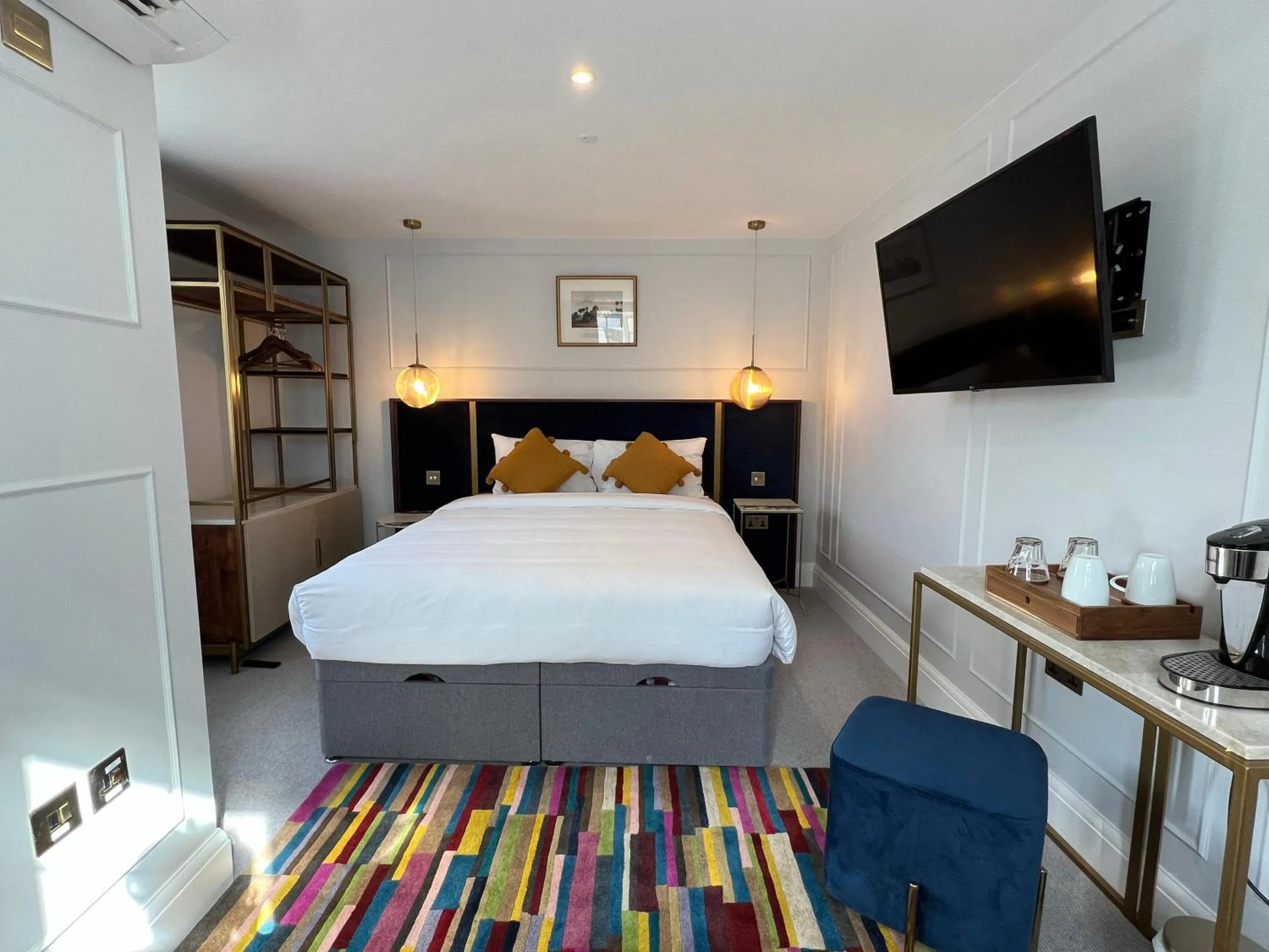 Bed in Three Falcons