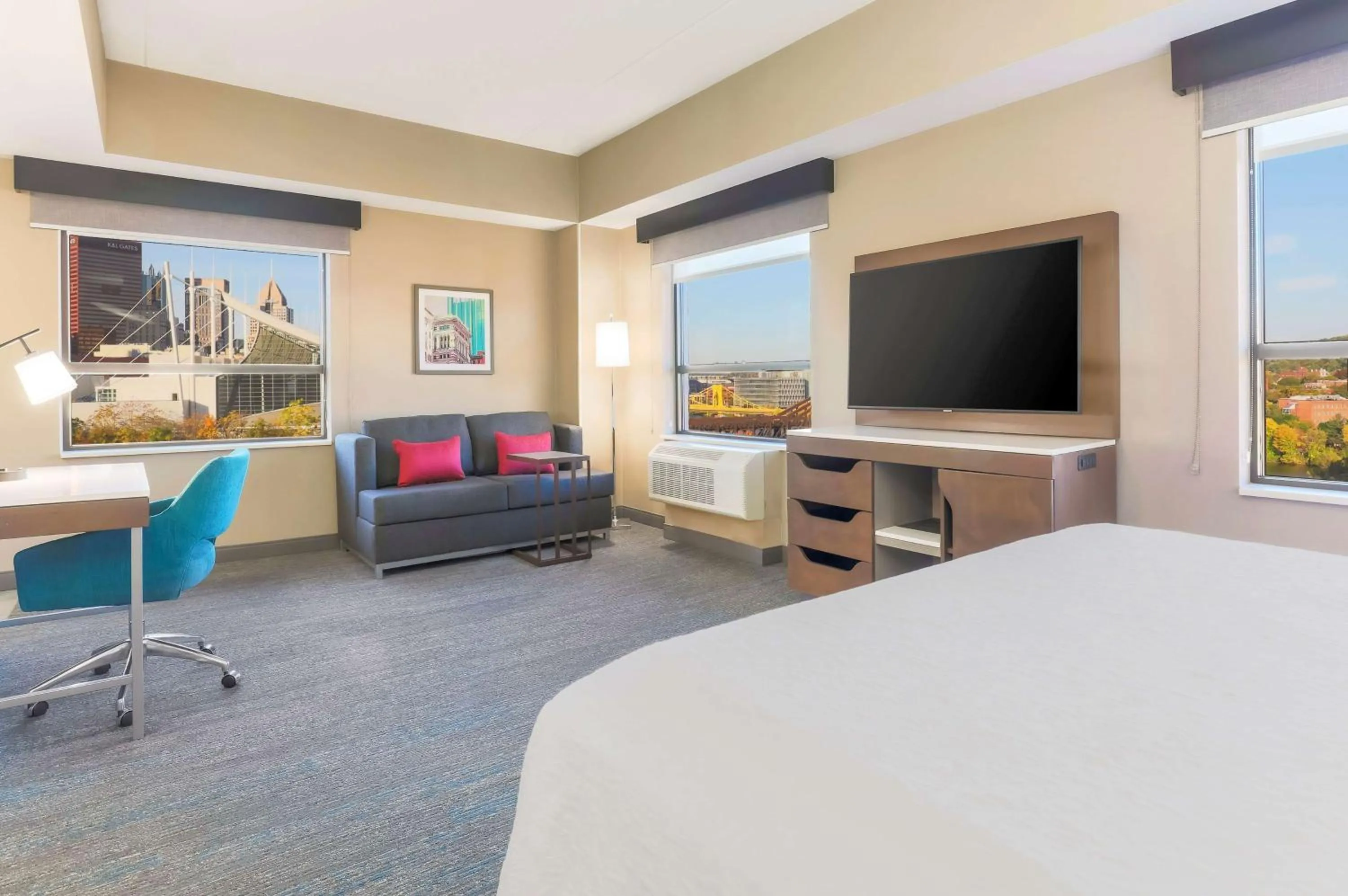 TV and multimedia, Bed in Hampton Inn & Suites Pittsburgh Downtown