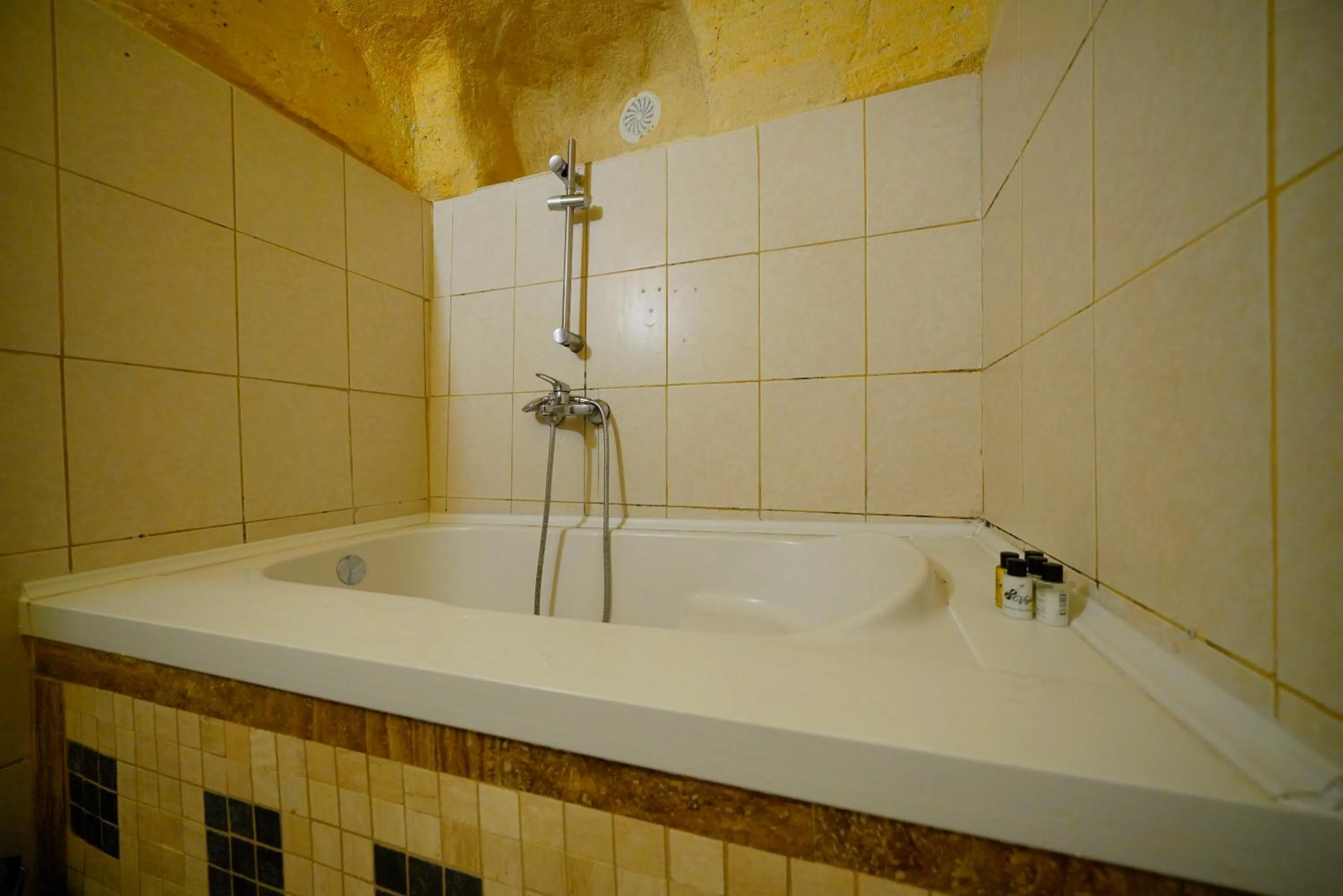 Bathroom in Antik Cave House