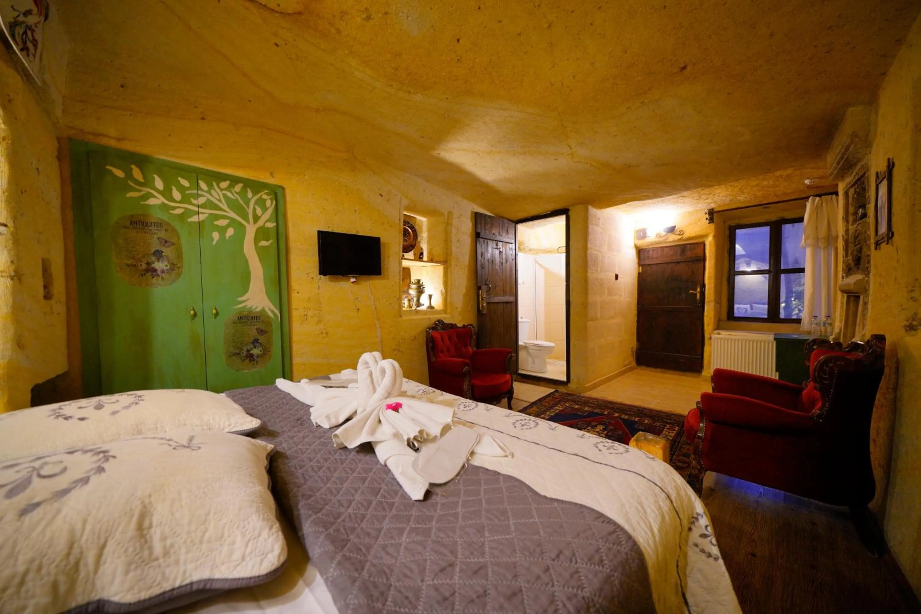 TV and multimedia in Antik Cave House