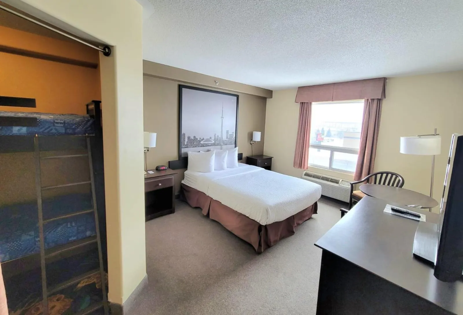 hair dresser, Bed in Super 8 by Wyndham Barrie South