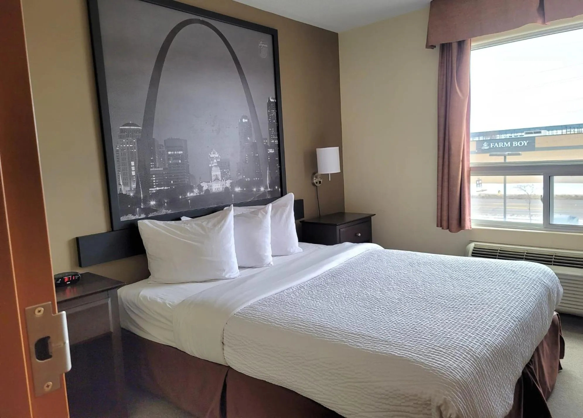 Bed in Super 8 by Wyndham Barrie South