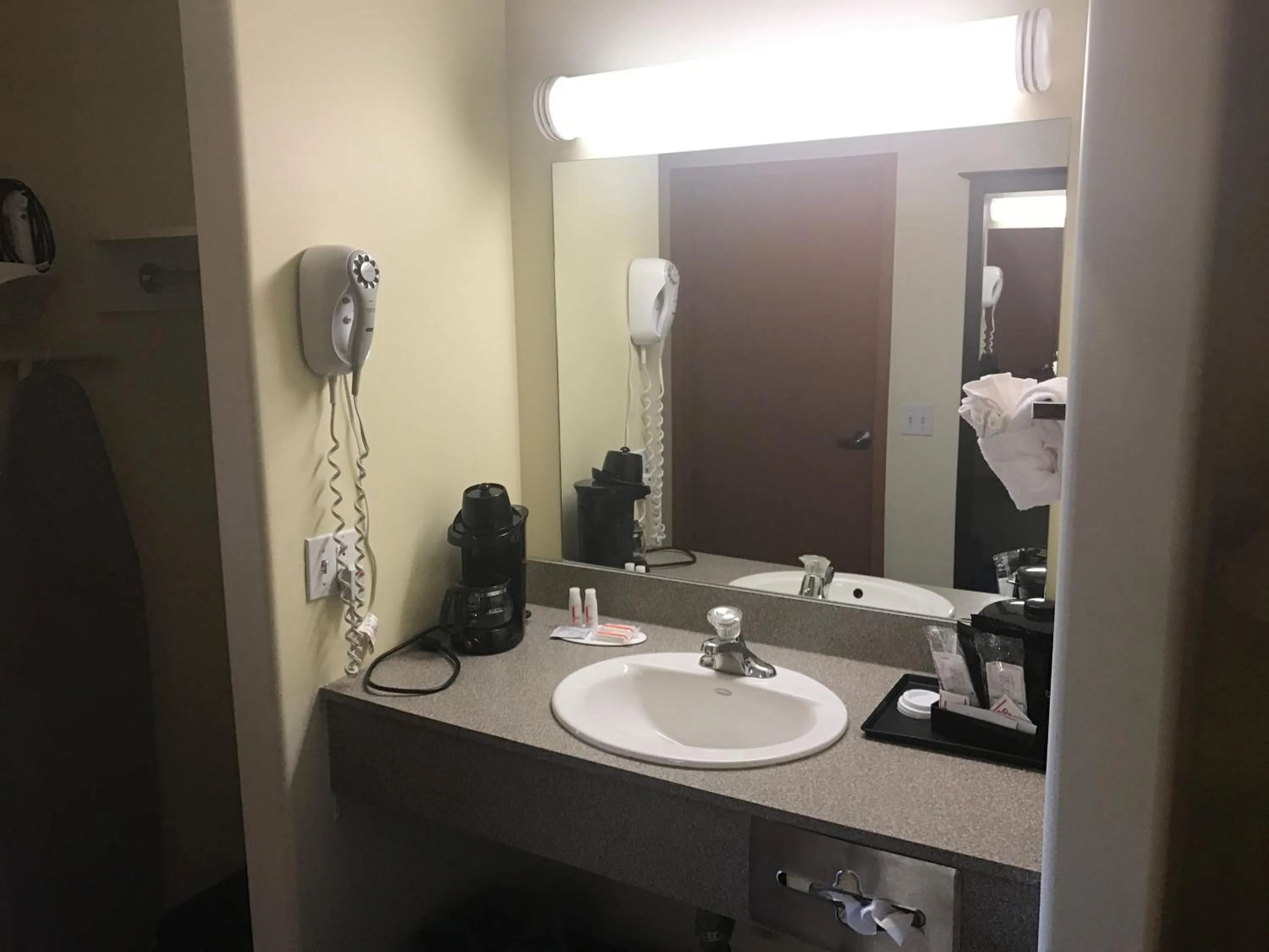 Super 8 by Wyndham Barrie South