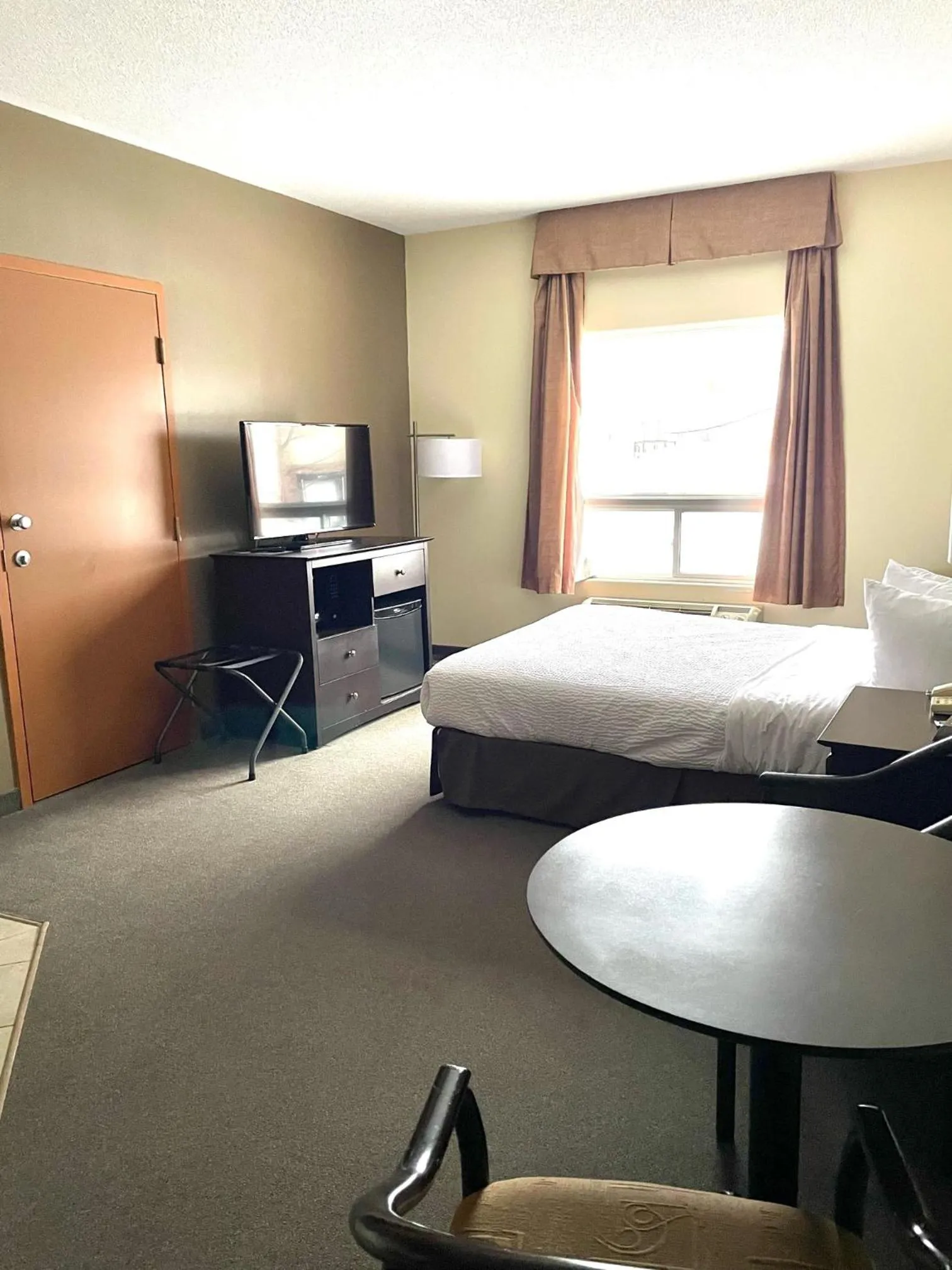 Bed in Super 8 by Wyndham Barrie South