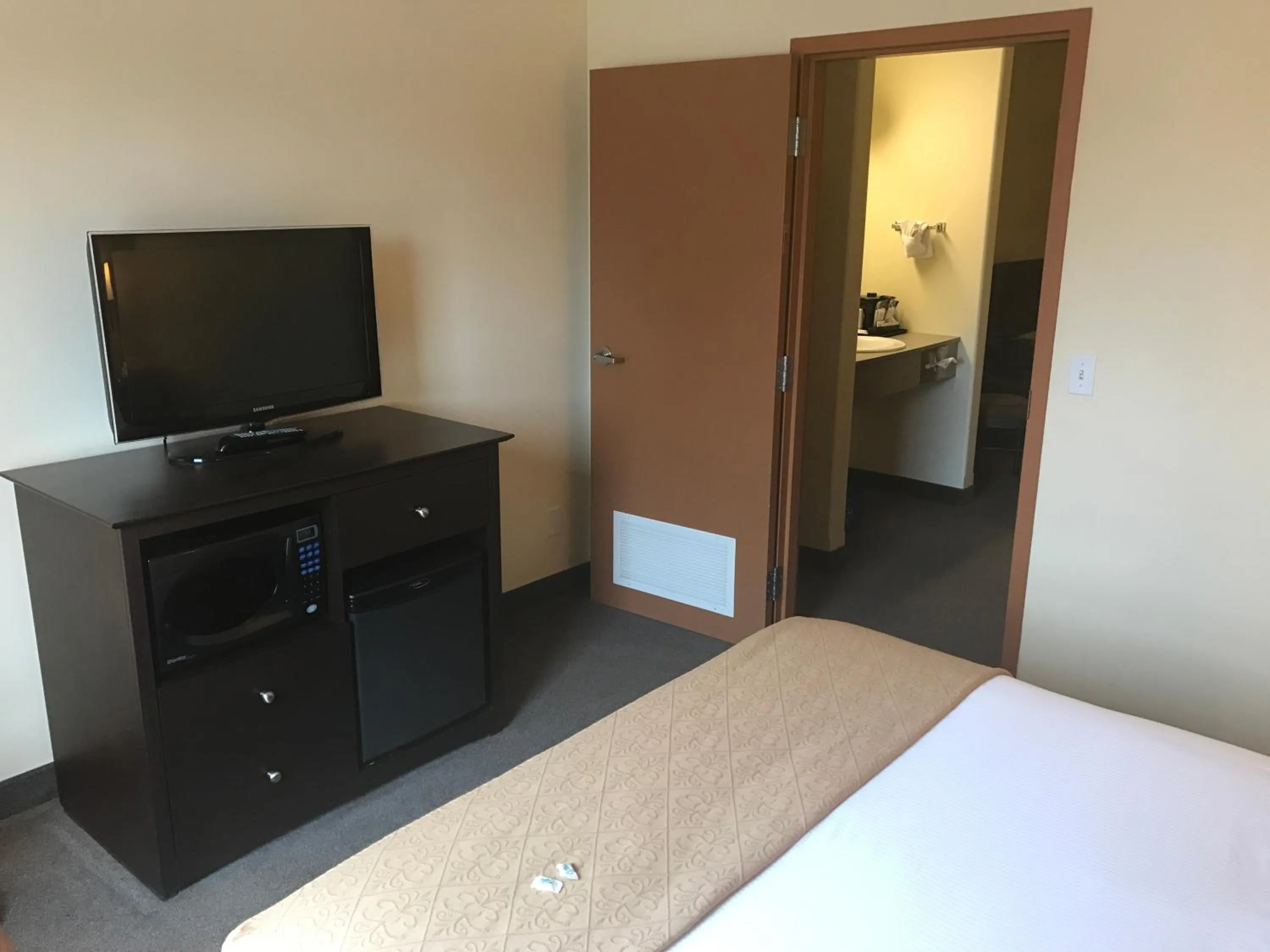 Bed in Super 8 by Wyndham Barrie South