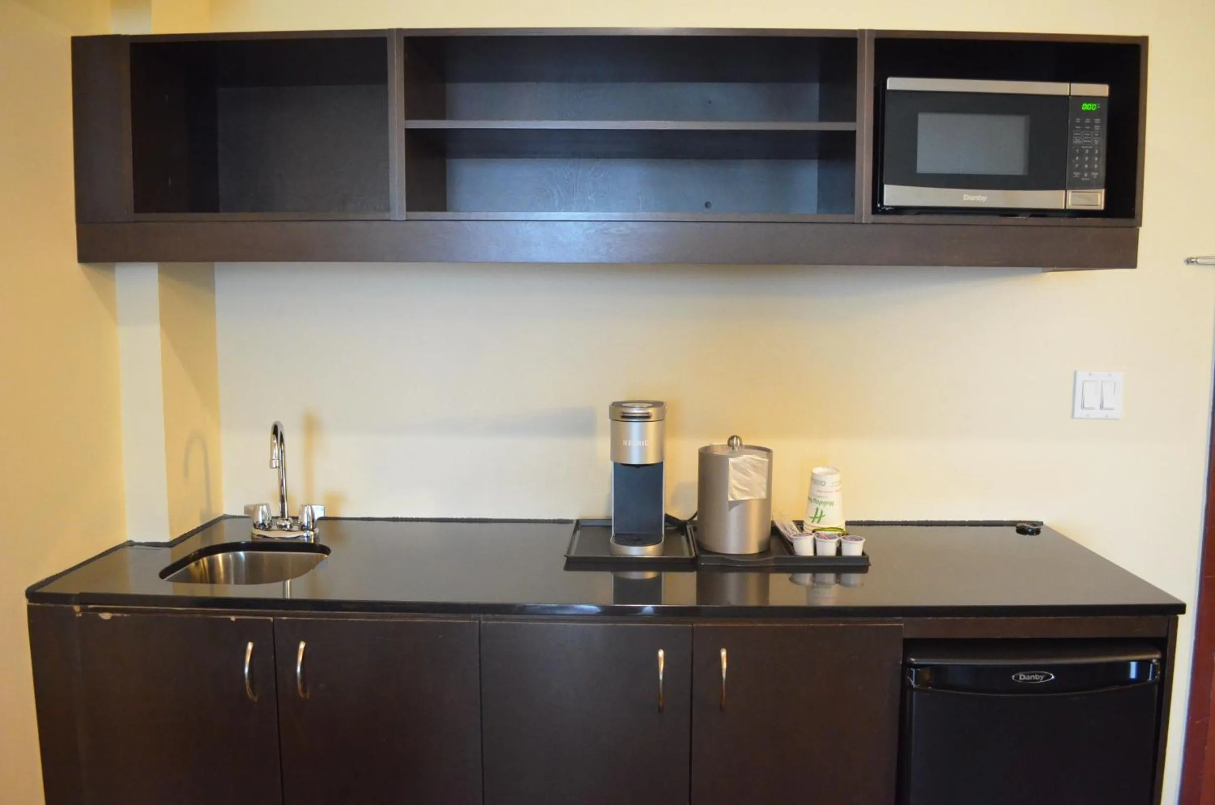Coffee/tea facilities in Holiday Inn & Suites Montreal Airport by IHG