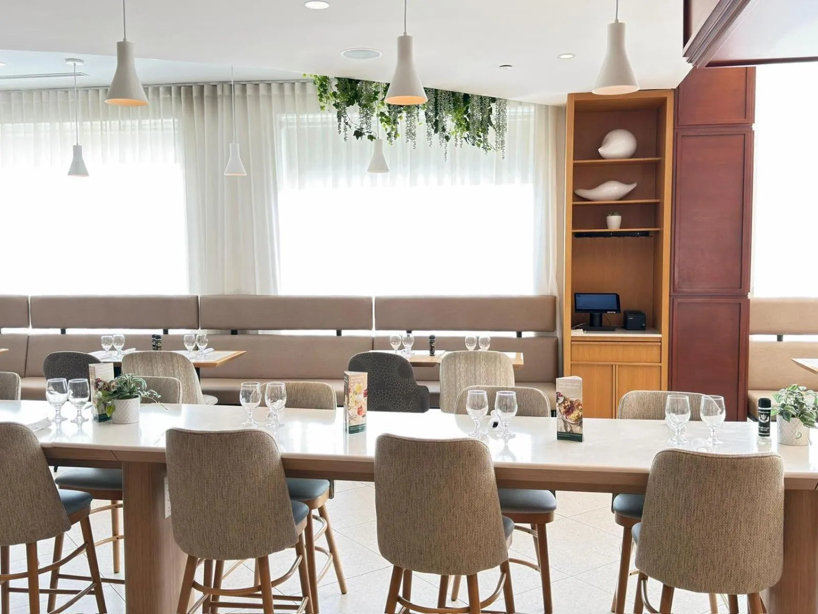 Holiday Inn & Suites Montreal Airport by IHG