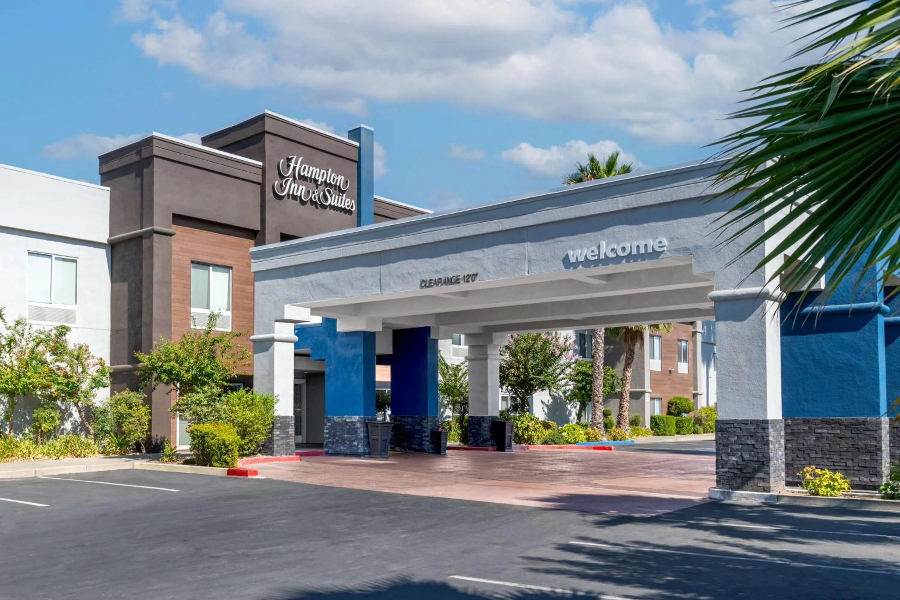 Property building in Hampton Inn & Suites Sacramento-Auburn Boulevard