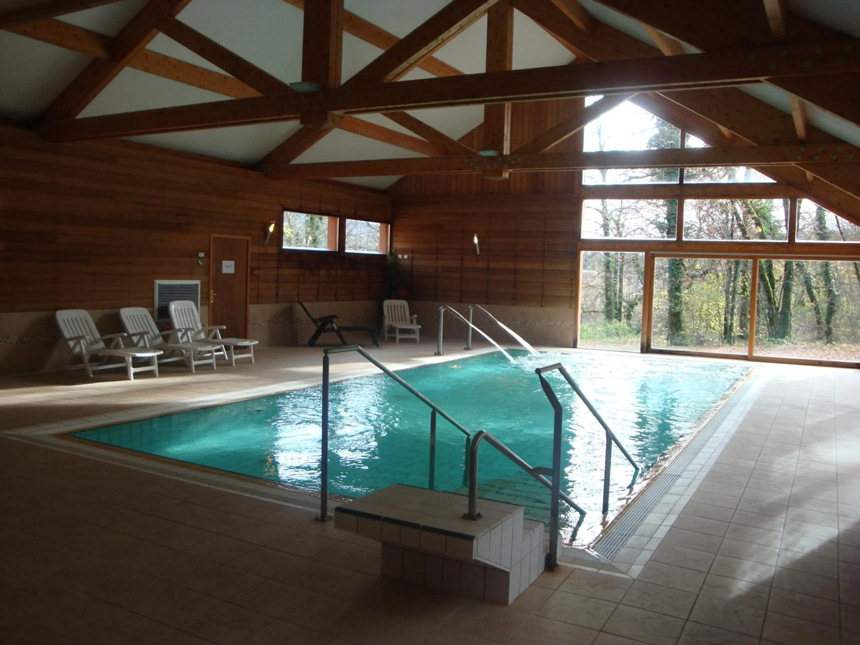 Hot Tub in Le Bois Dormant-Hôtel Restaurant & Spa Logis Hôtel