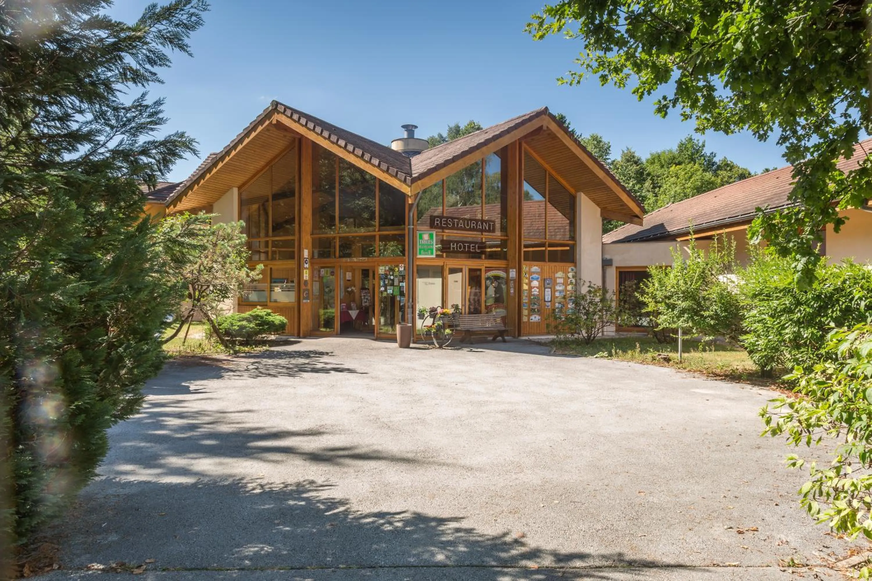 Property building in Le Bois Dormant-Hôtel Restaurant & Spa Logis Hôtel
