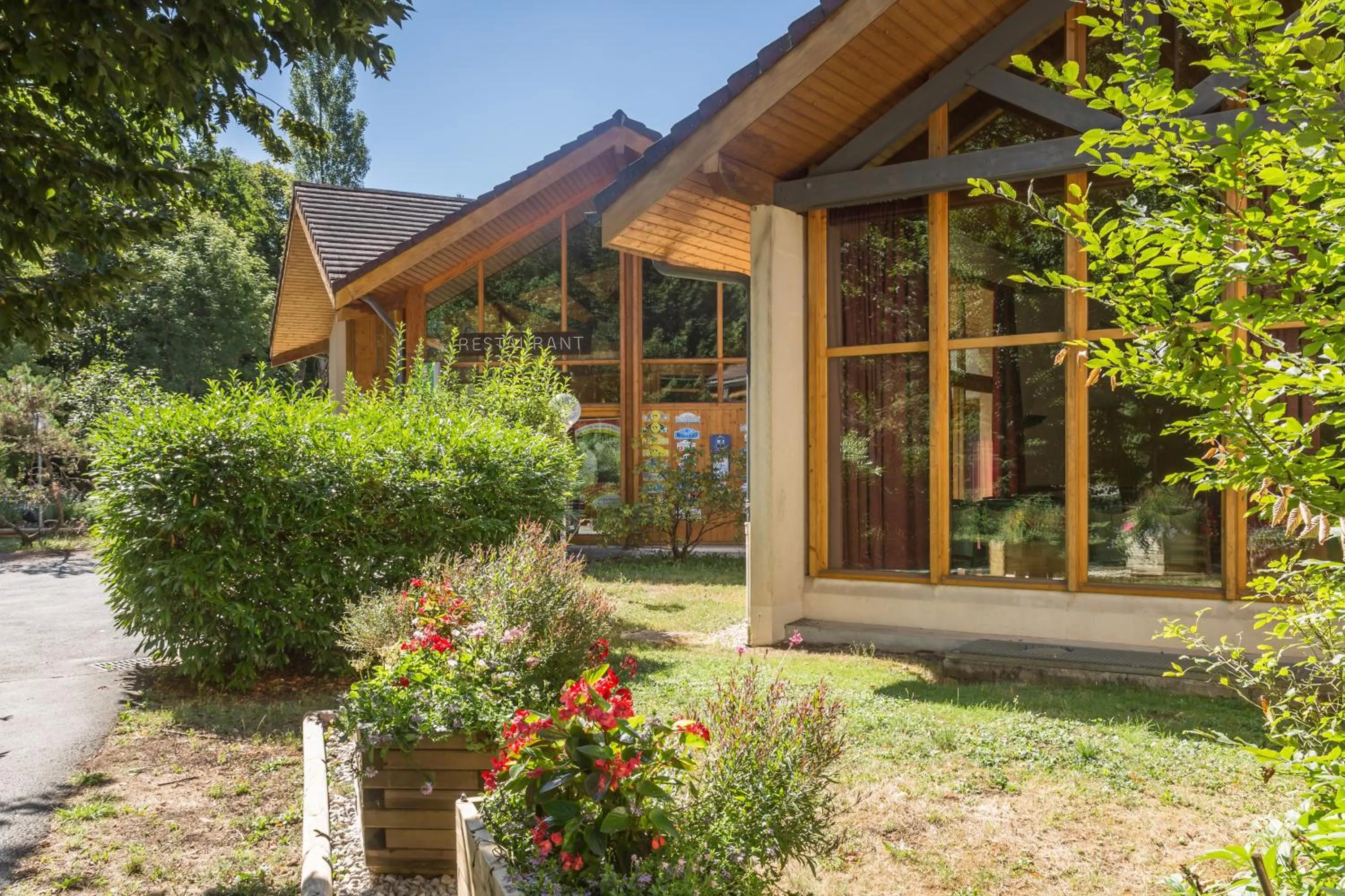 Facade/entrance in Le Bois Dormant-Hôtel Restaurant & Spa Logis Hôtel