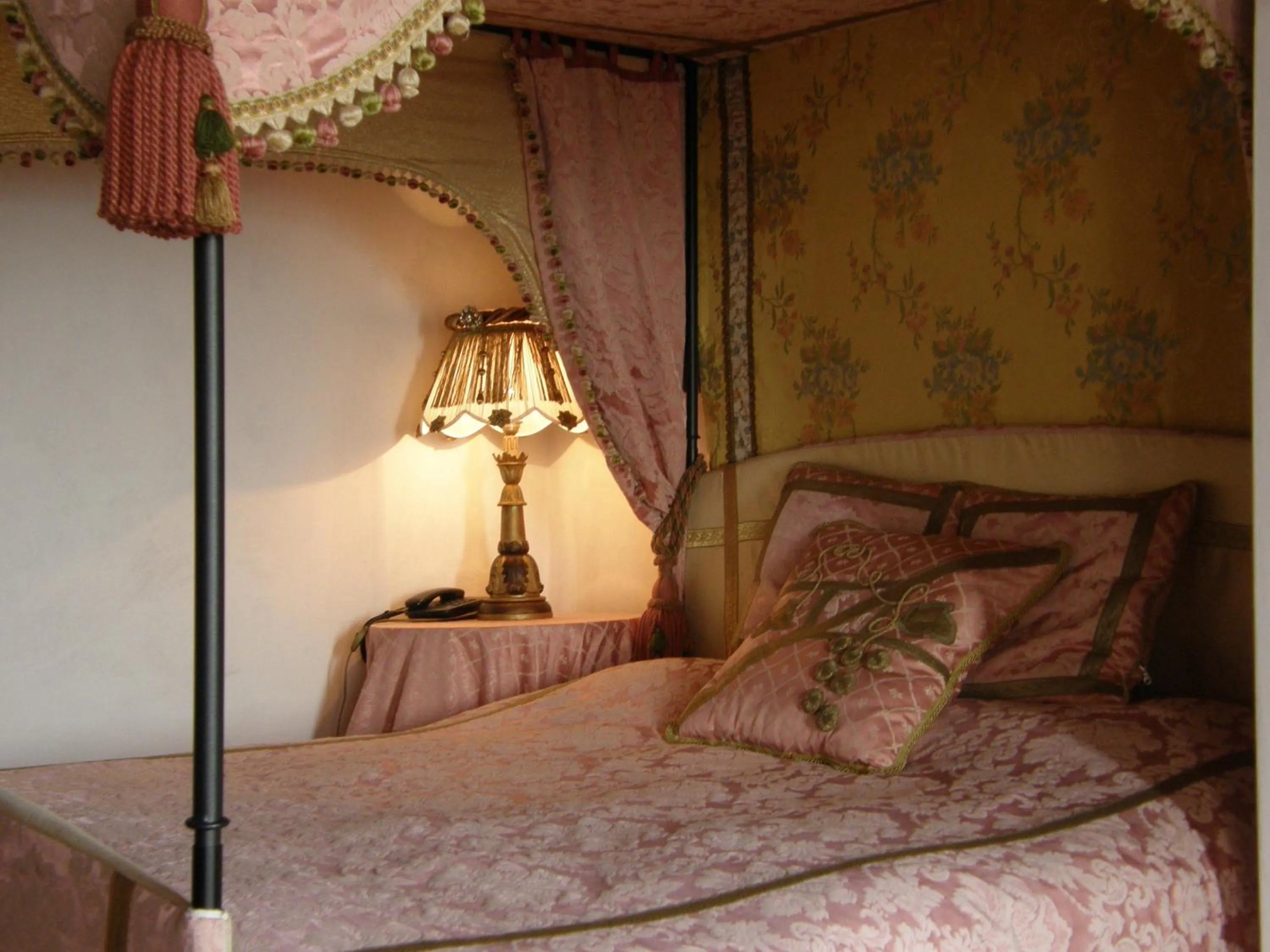 Bed in Hotel Castello Di Vigoleno