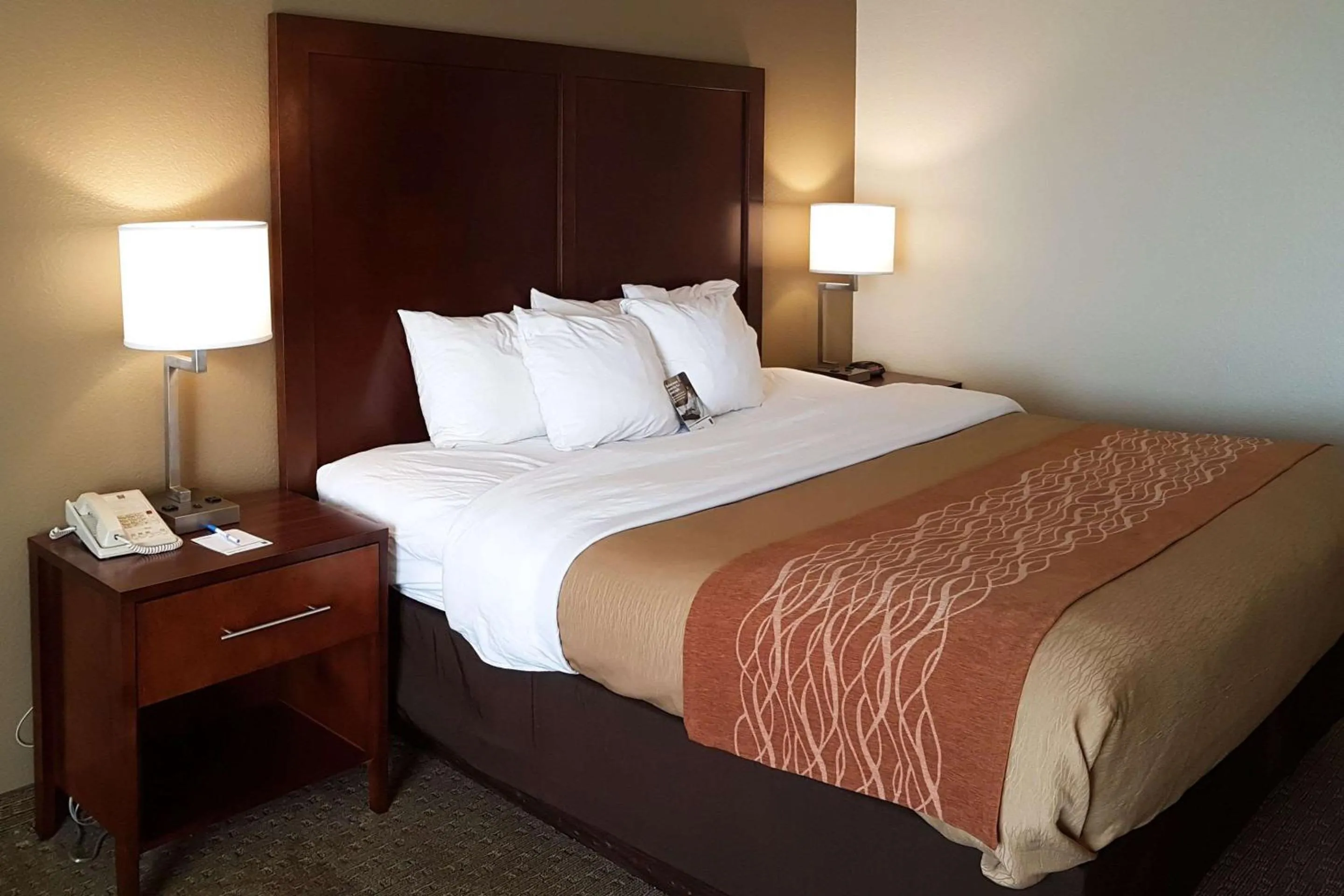 Photo of the whole room, Bed in Comfort Inn I-10 West at 51st Ave