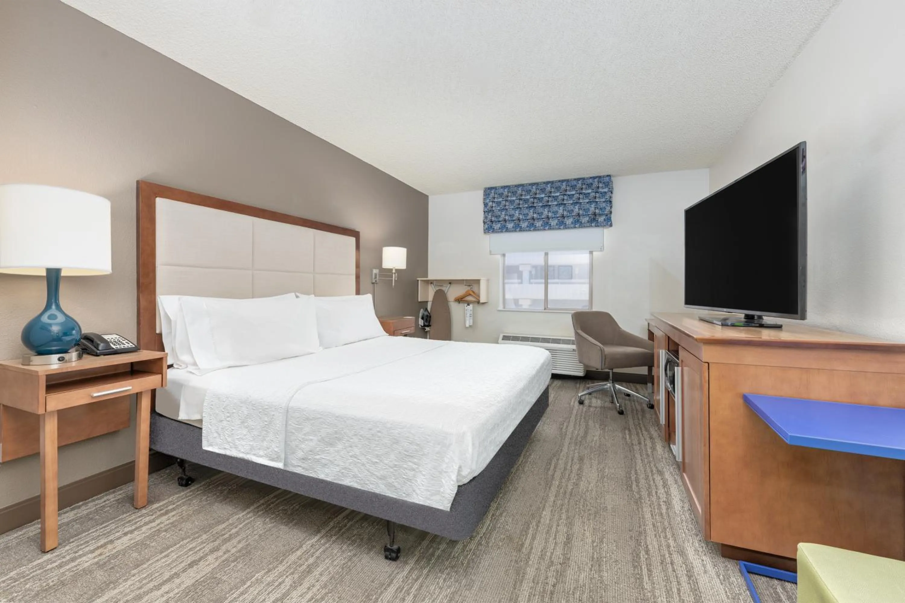 Guests, Bed in Hampton Inn Phoenix Midtown Downtown Area