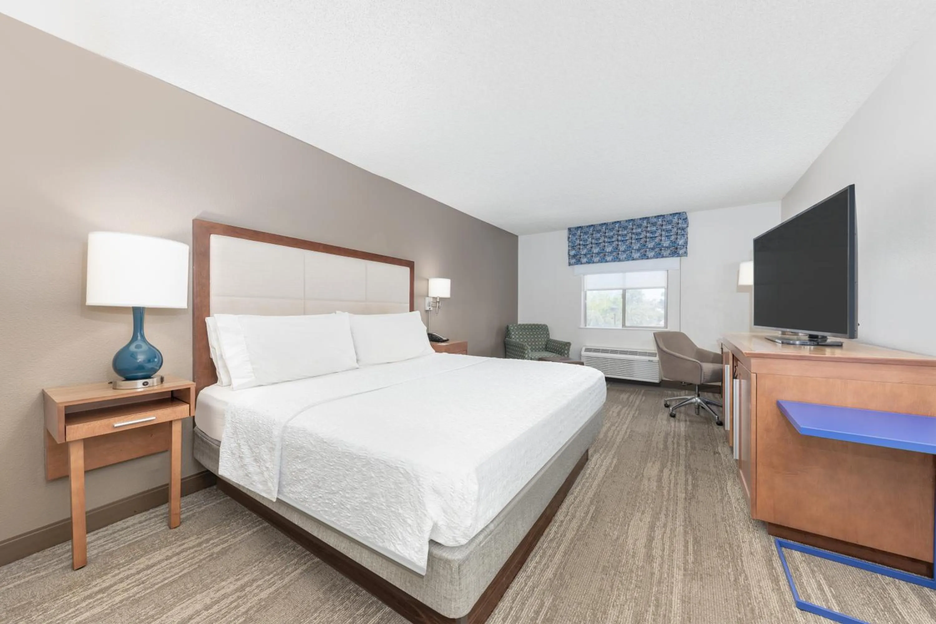 Guests, Bed in Hampton Inn Phoenix Midtown Downtown Area