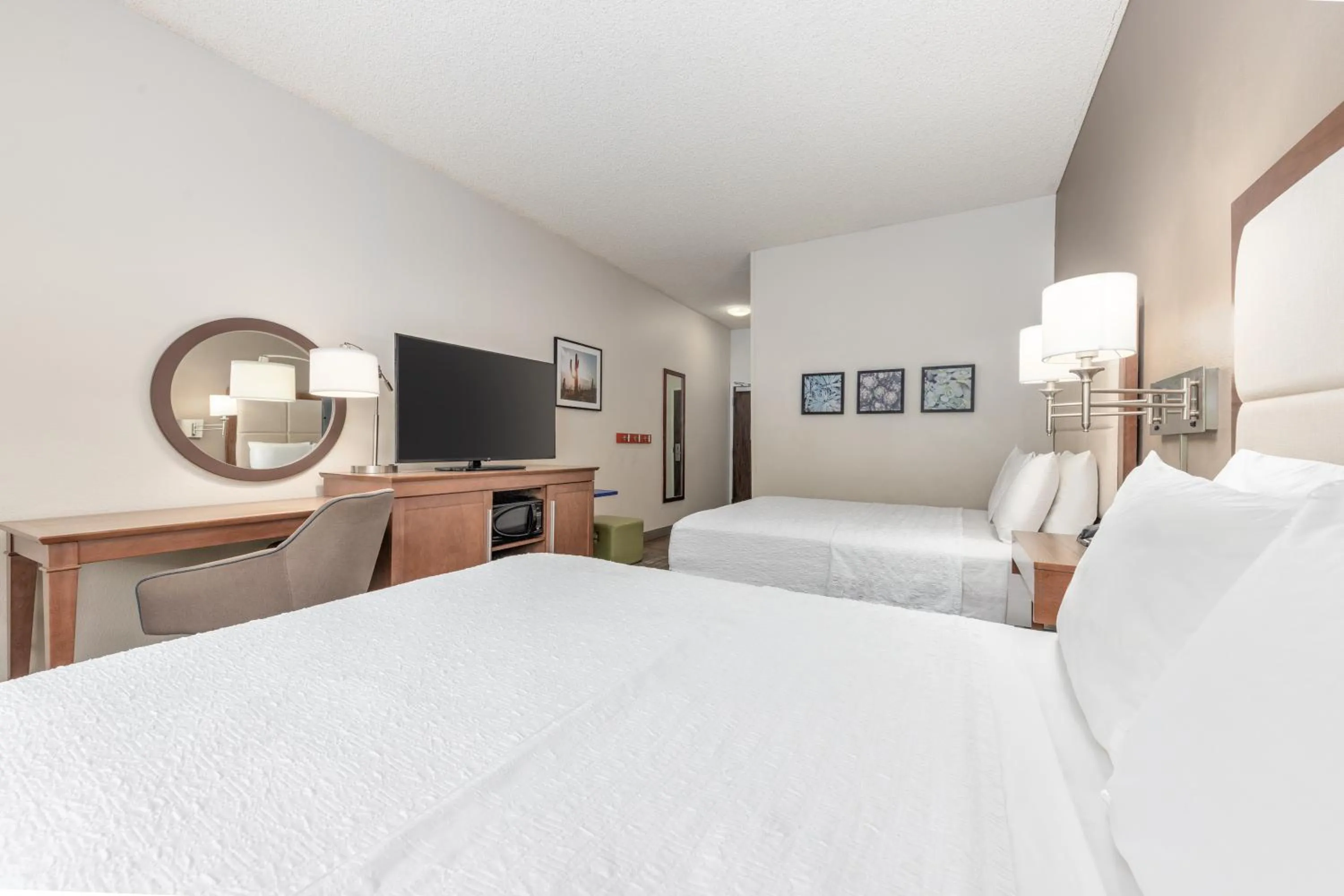 Guests, Bed in Hampton Inn Phoenix Midtown Downtown Area