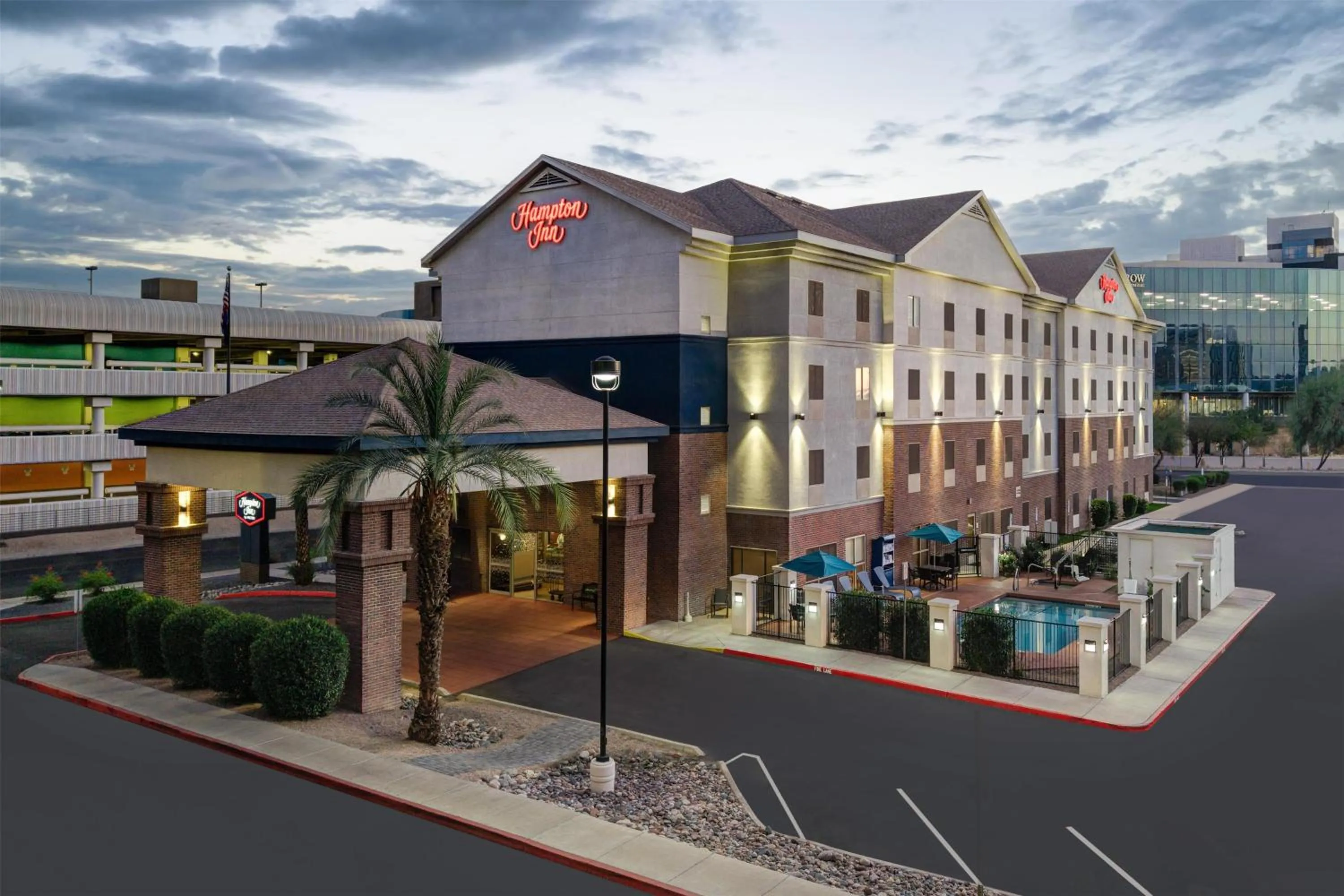 Property building in Hampton Inn Phoenix Midtown Downtown Area