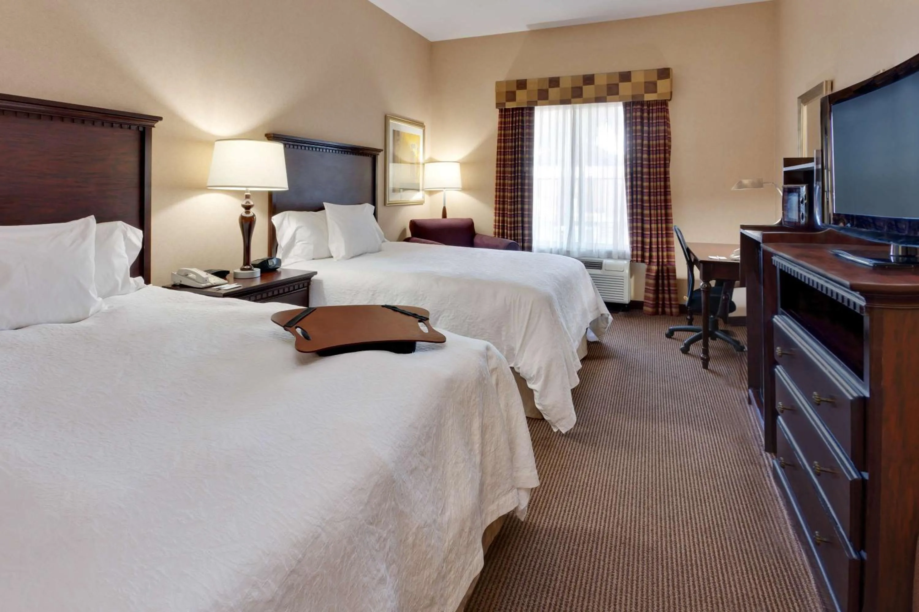 Bed in Hampton Inn & Suites Sacramento-Airport-Natomas