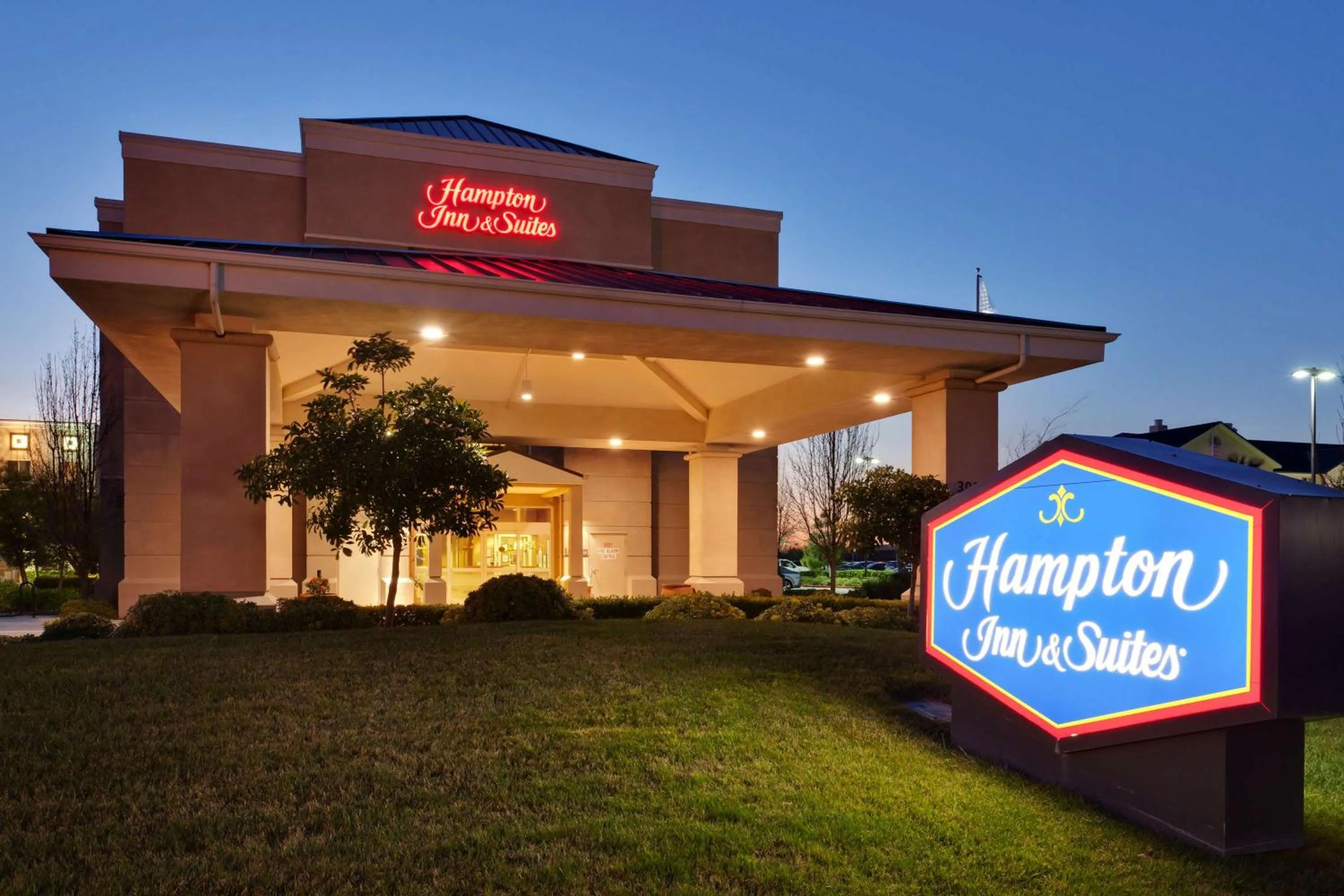 Property building in Hampton Inn & Suites Sacramento-Airport-Natomas