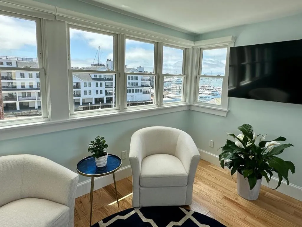 Living room in Harborside Inn