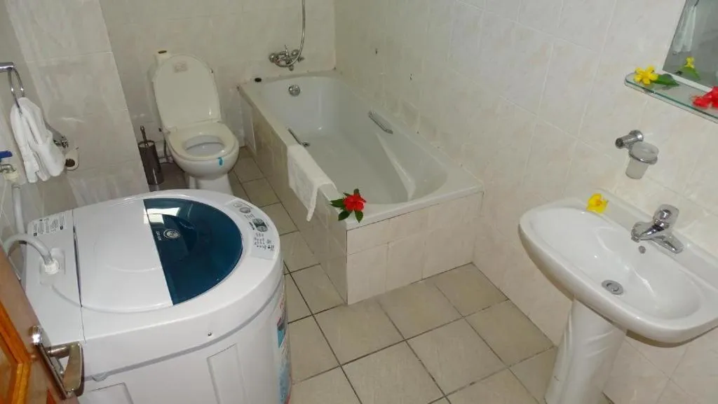 Bathroom in Reef Holiday Apartments