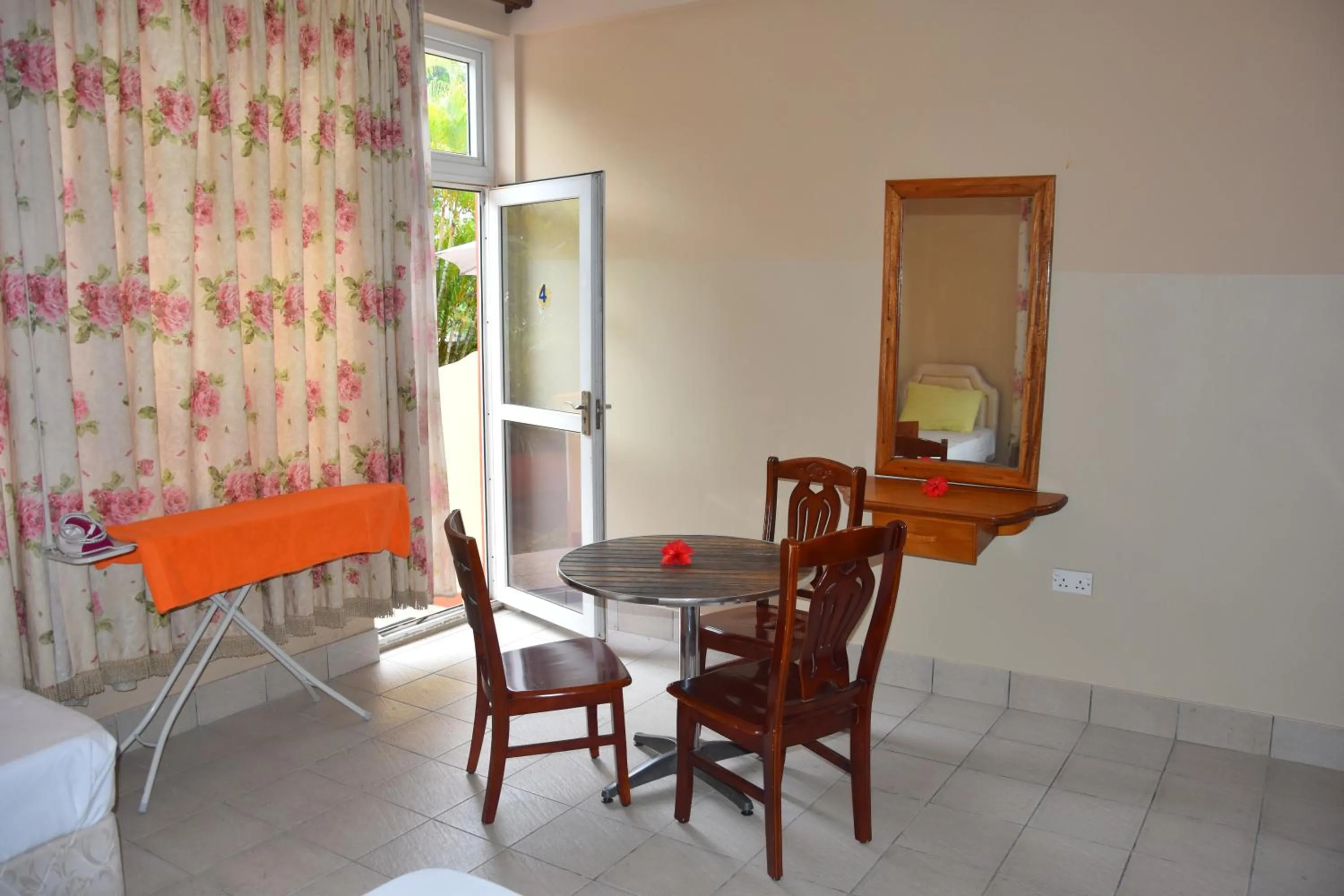 Dining area in Reef Holiday Apartments