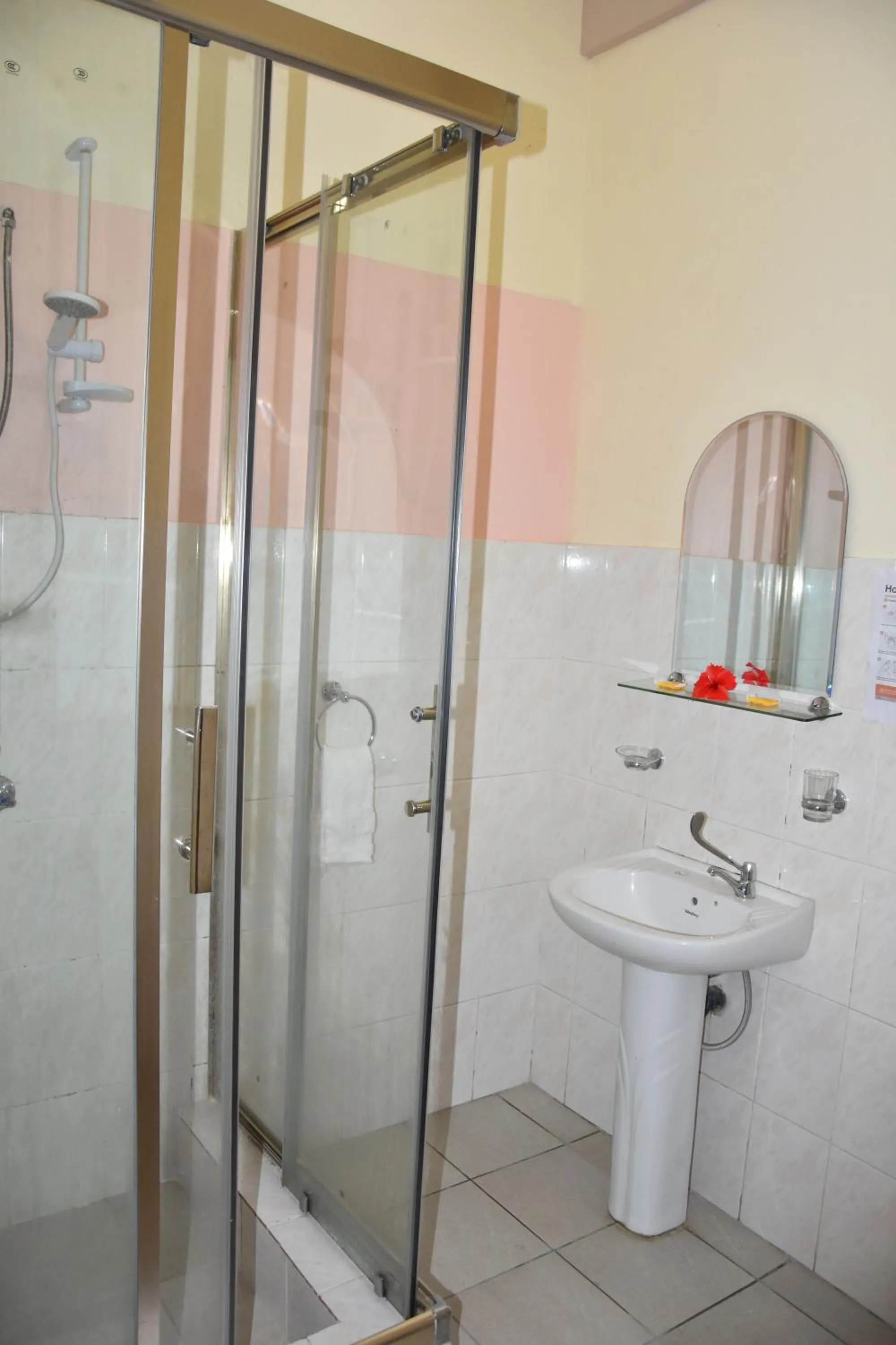 Bathroom in Reef Holiday Apartments