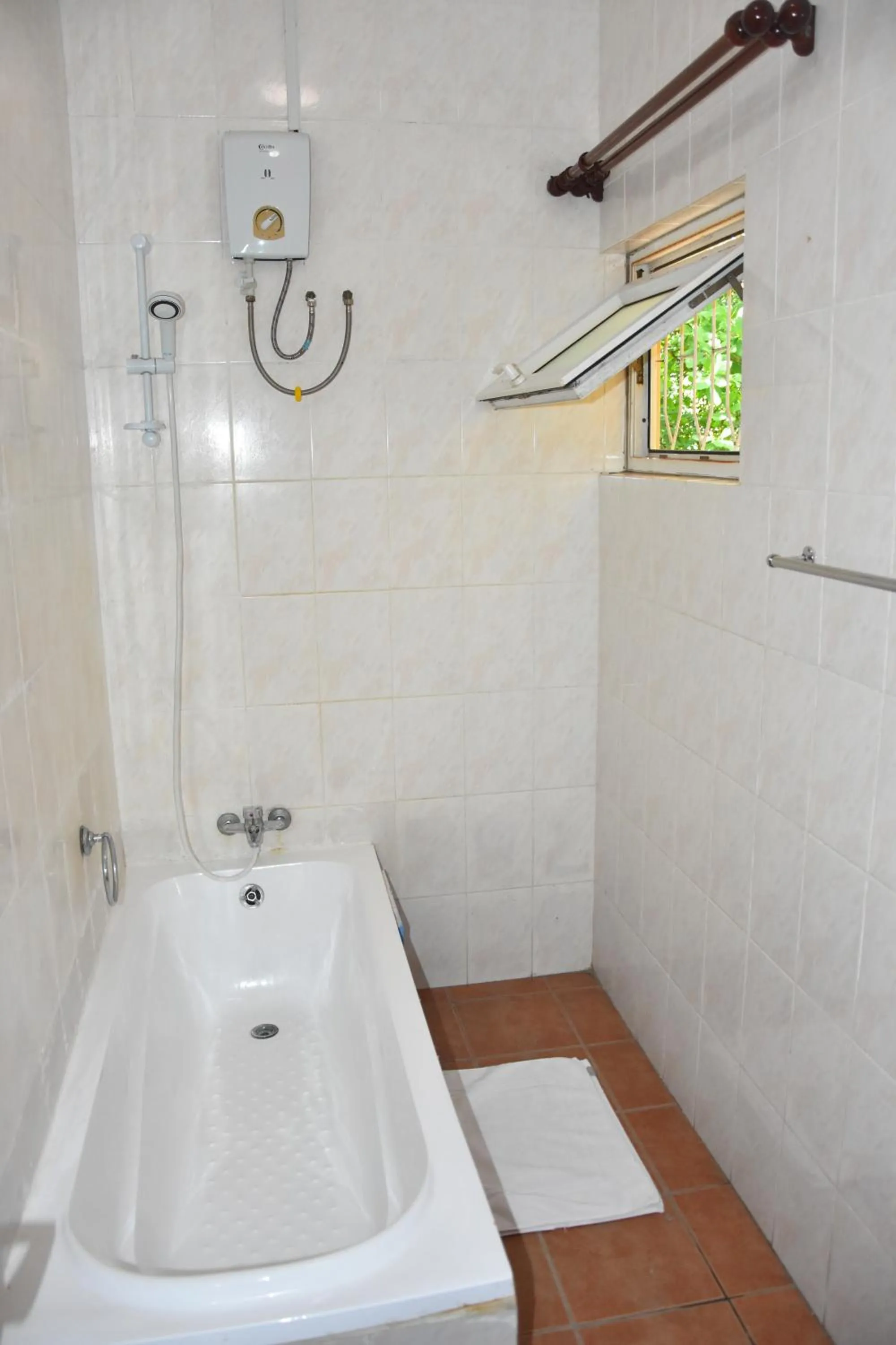Bathroom in Reef Holiday Apartments