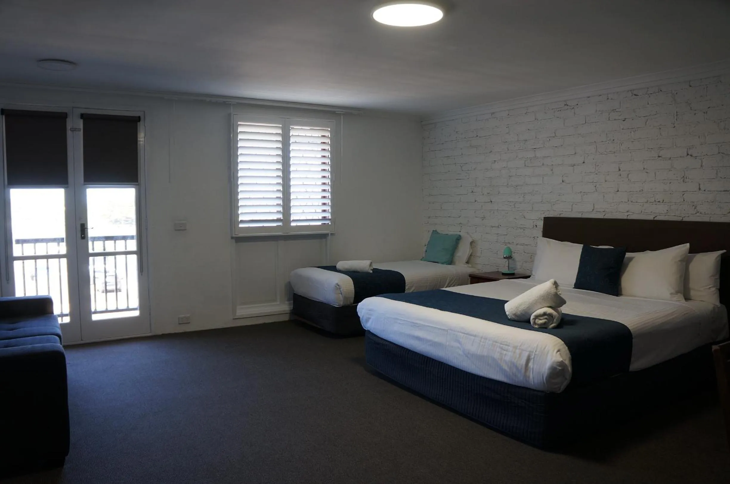 Bedroom, Bed in Waves Motel and Apartments