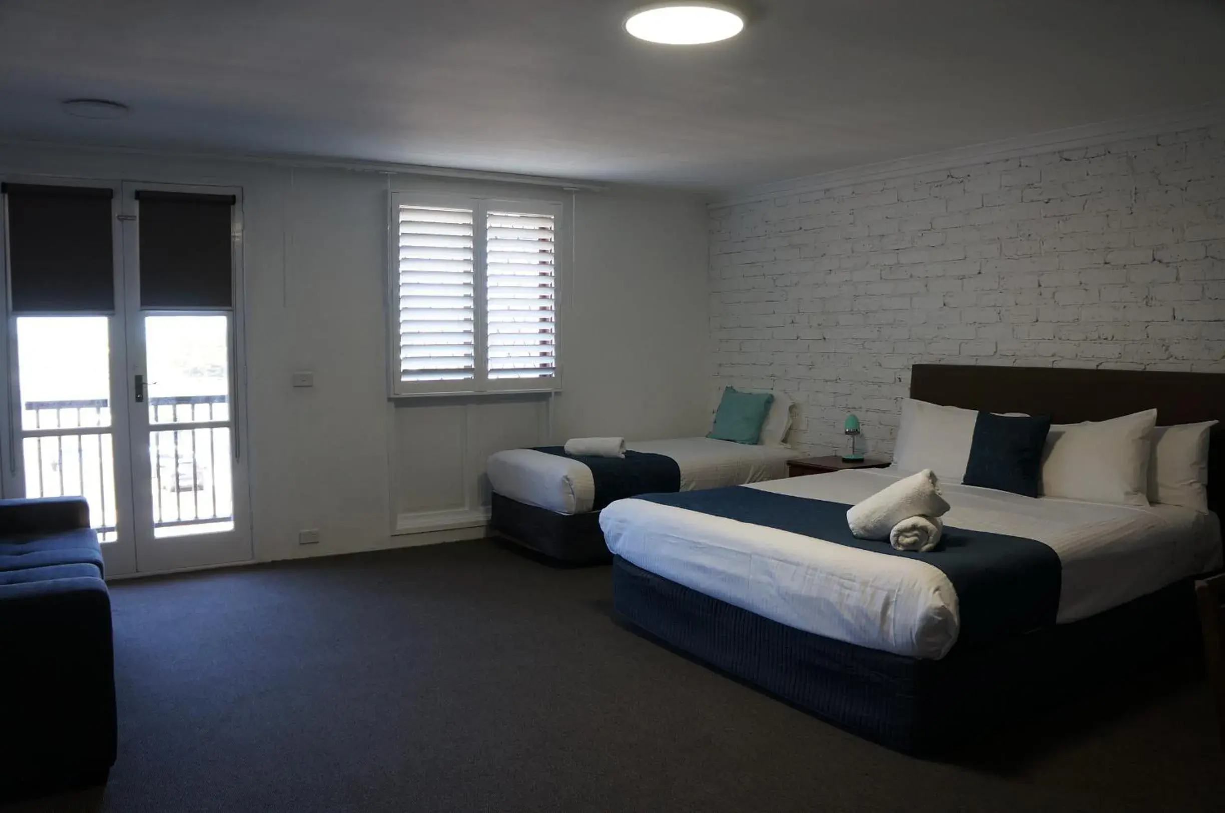 Deluxe King Room in Waves Motel and Apartments Deluxe King Room in Waves Motel and Apartments