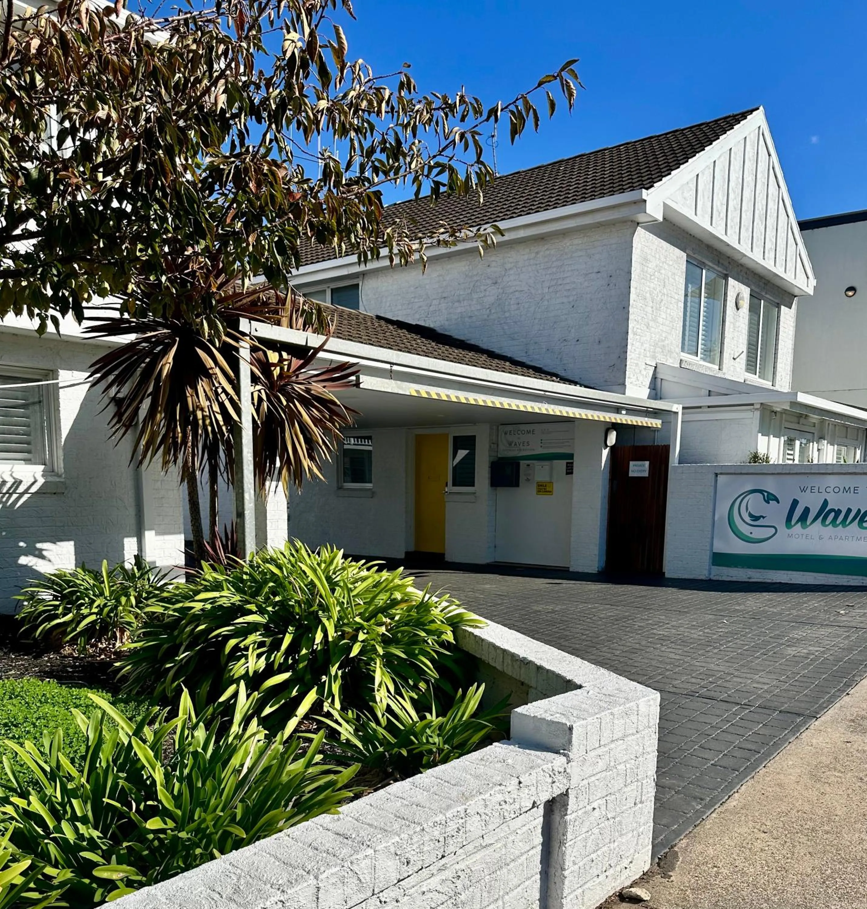 Property building in Waves Motel and Apartments