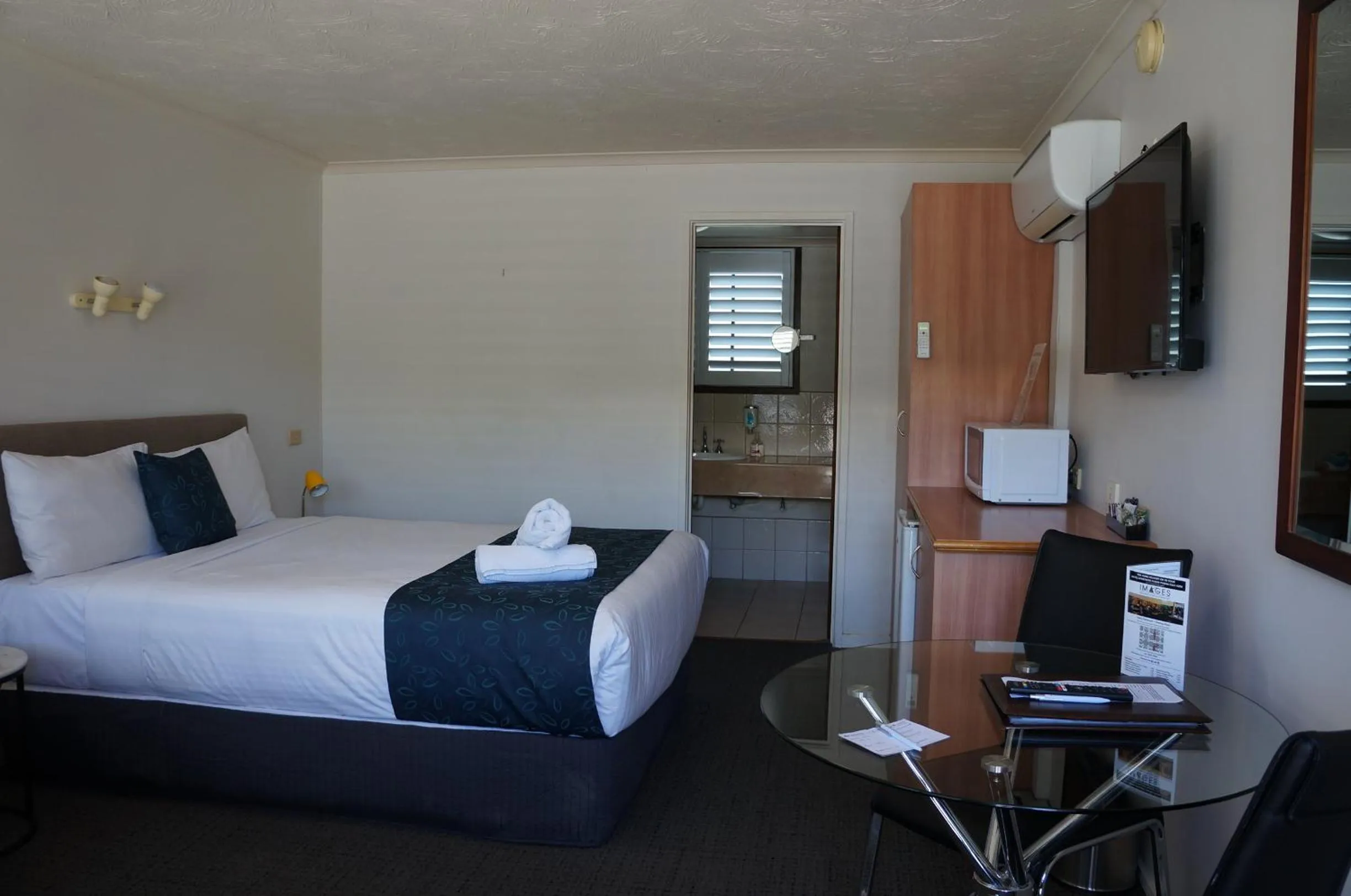 Bed in Waves Motel and Apartments