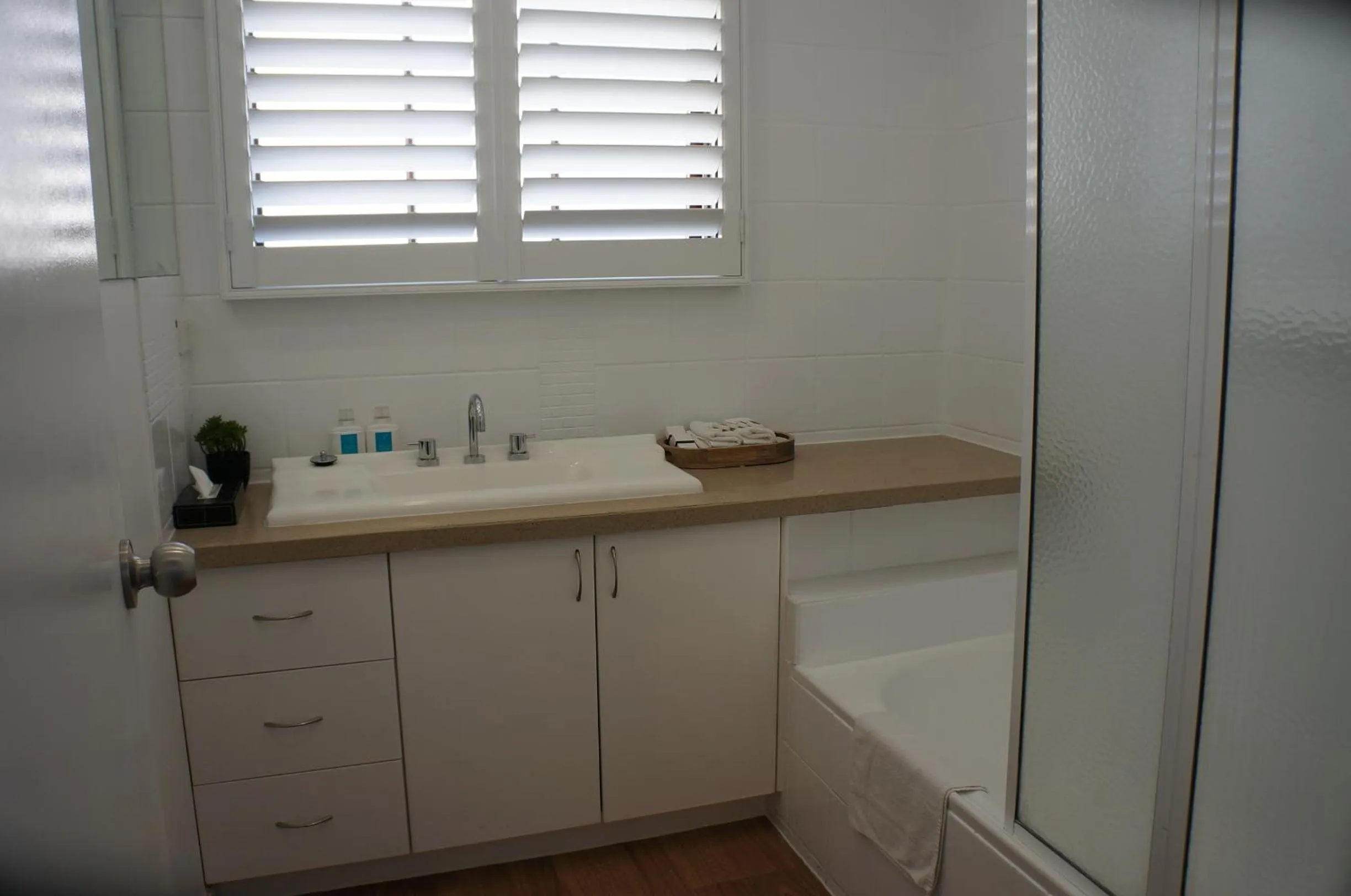 Waves Motel and Apartments